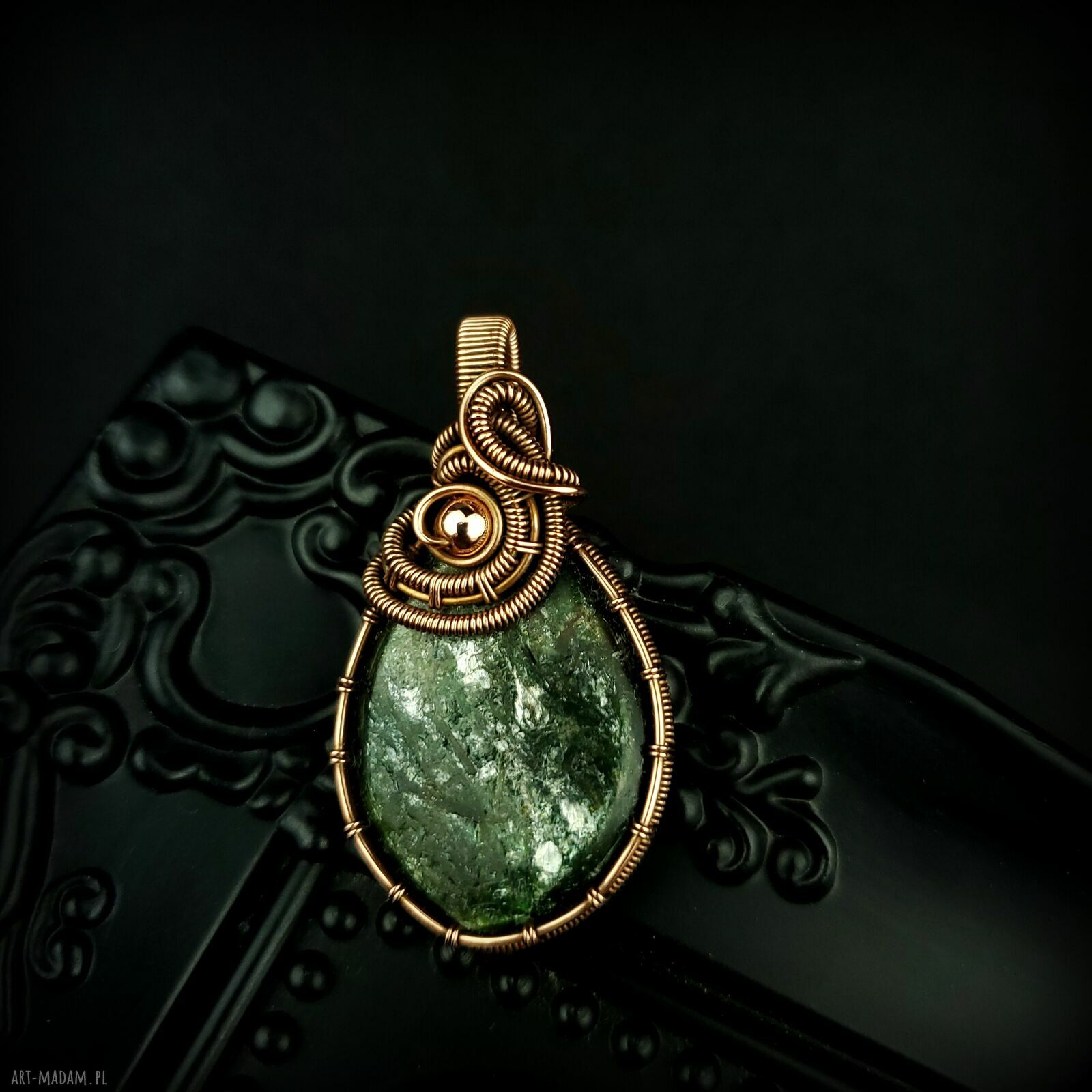 Ręcznie robiony wisiorek ze szmaragdem w miedzi (wire wrapping)