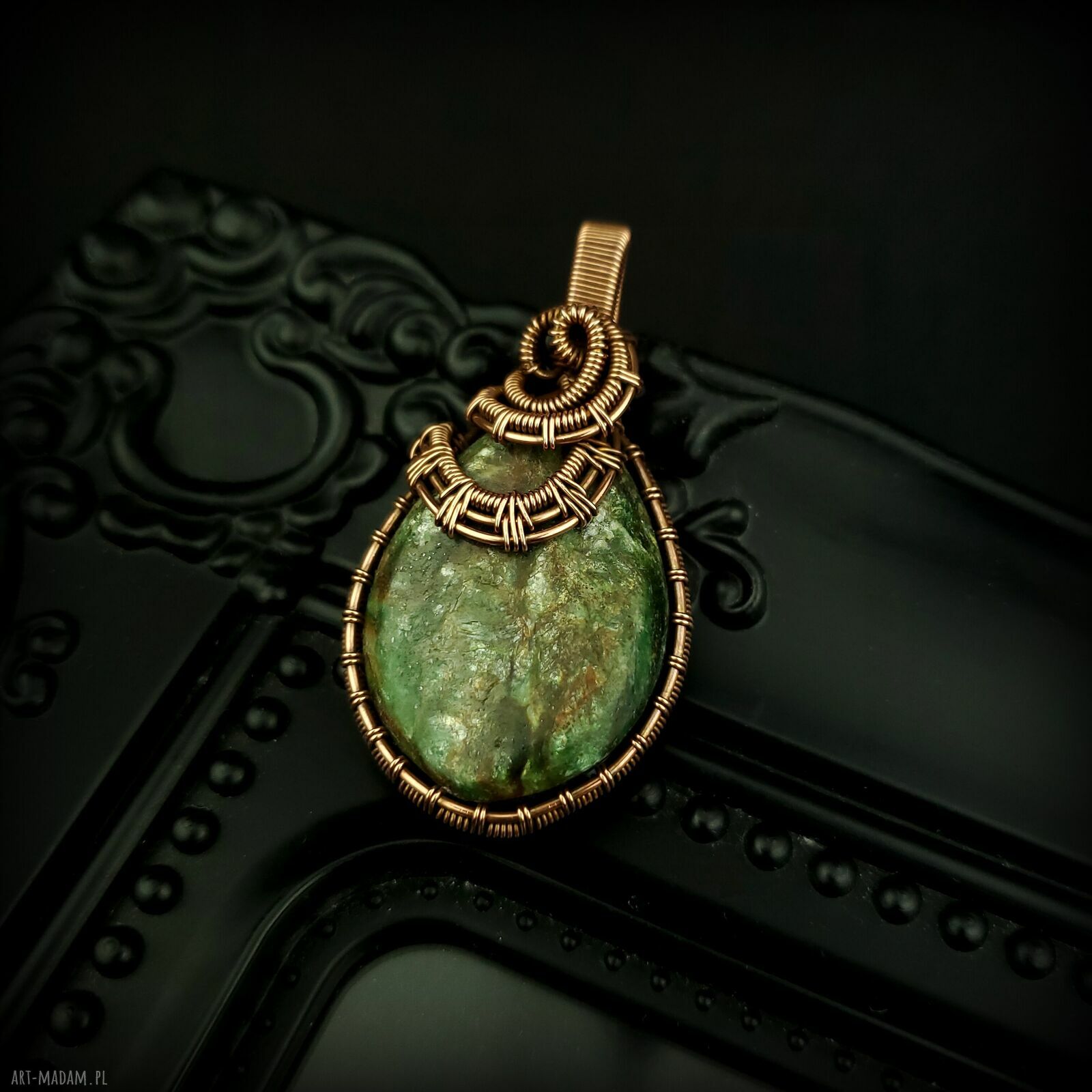 Wisiorek ze szmaragdem wire wrapping - spokój i piękno w miedzianej oprawie