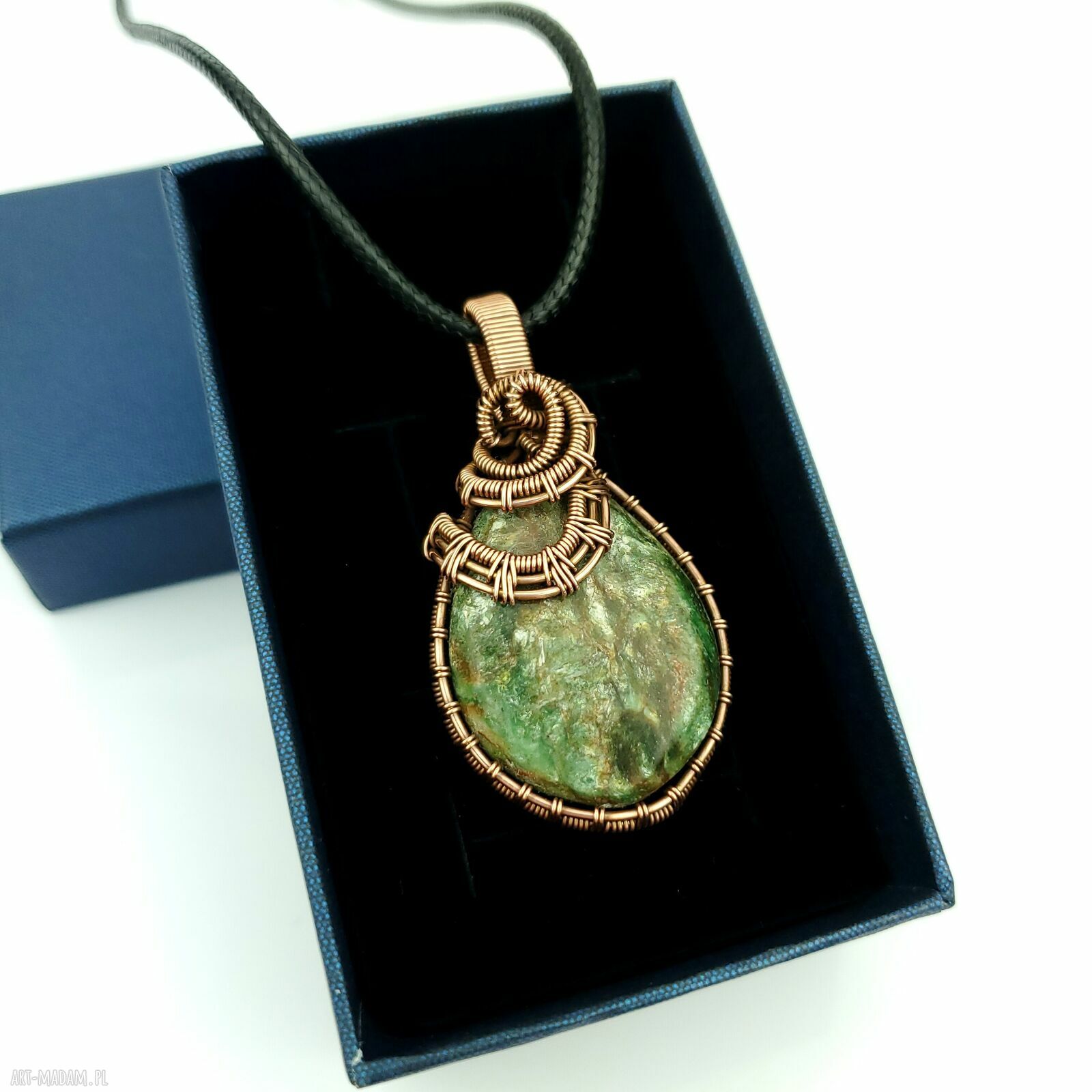 Wisiorek ze szmaragdem wire wrapping - spokój i piękno w miedzianej oprawie