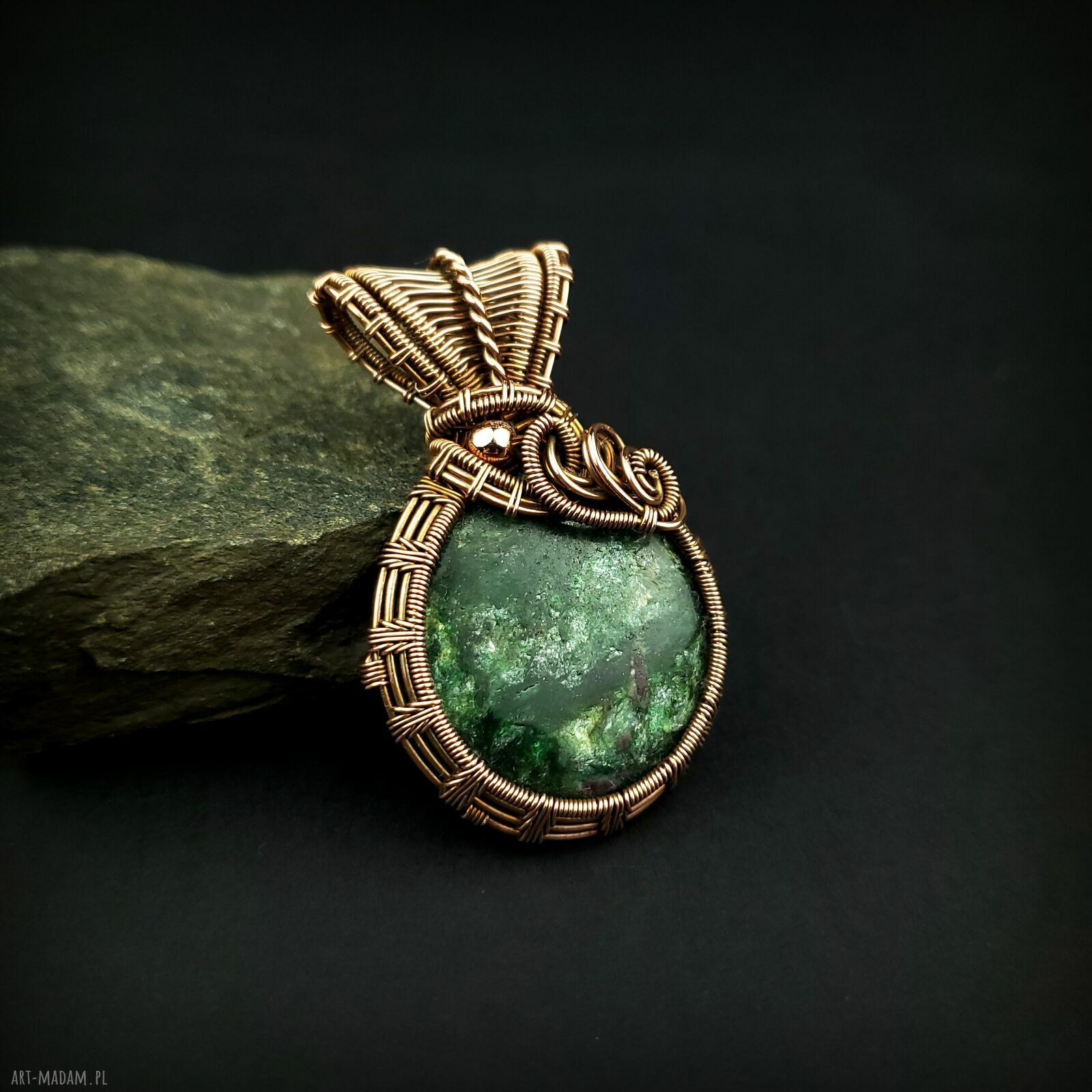 Wisiorek ze szmaragdem - duży wisior wire wrapping z miedzi i hematytem