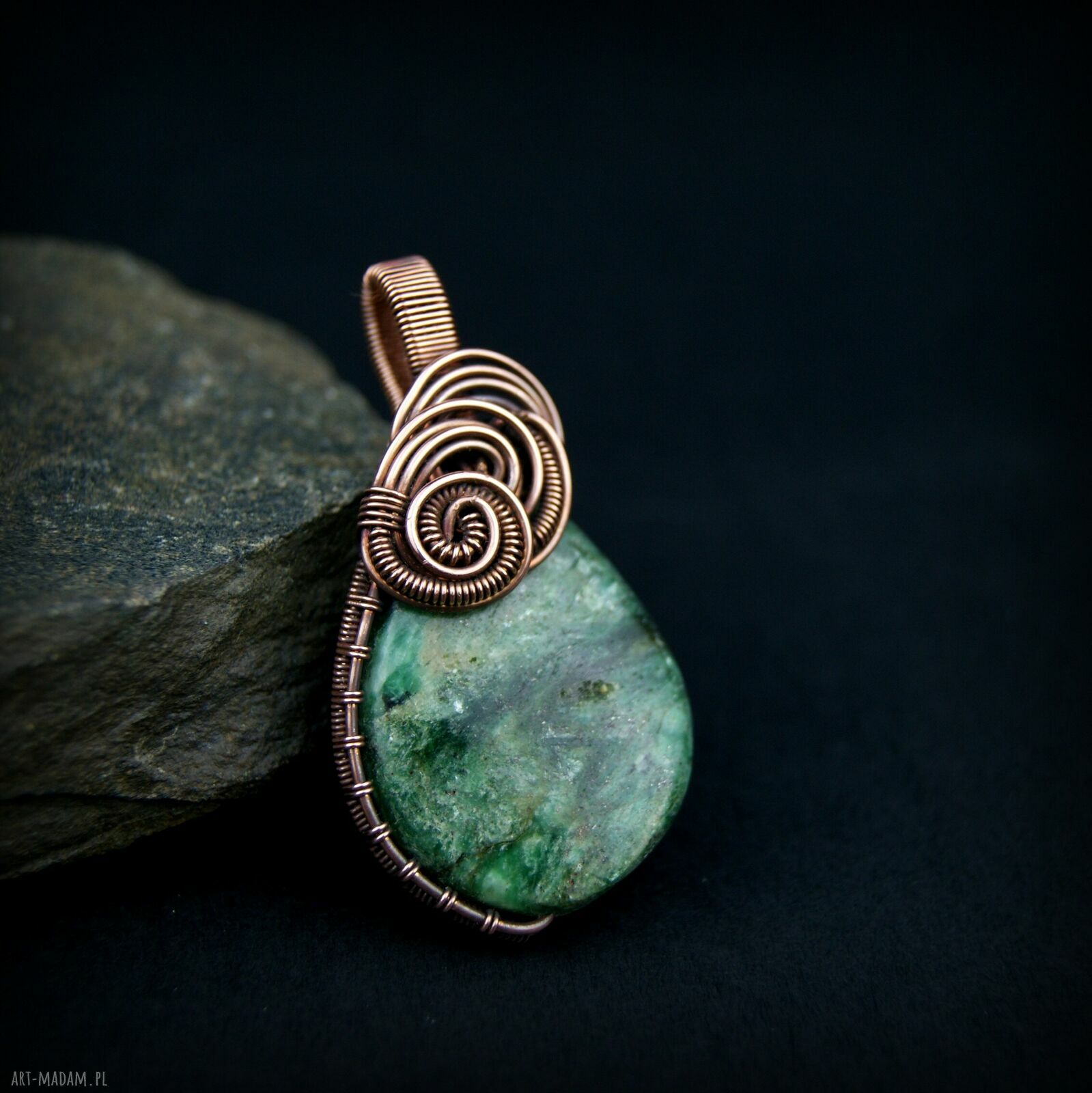 Wisiorek ze szmaragdem - ręcznie wykonany wire wrapping z miedzianego drutu
