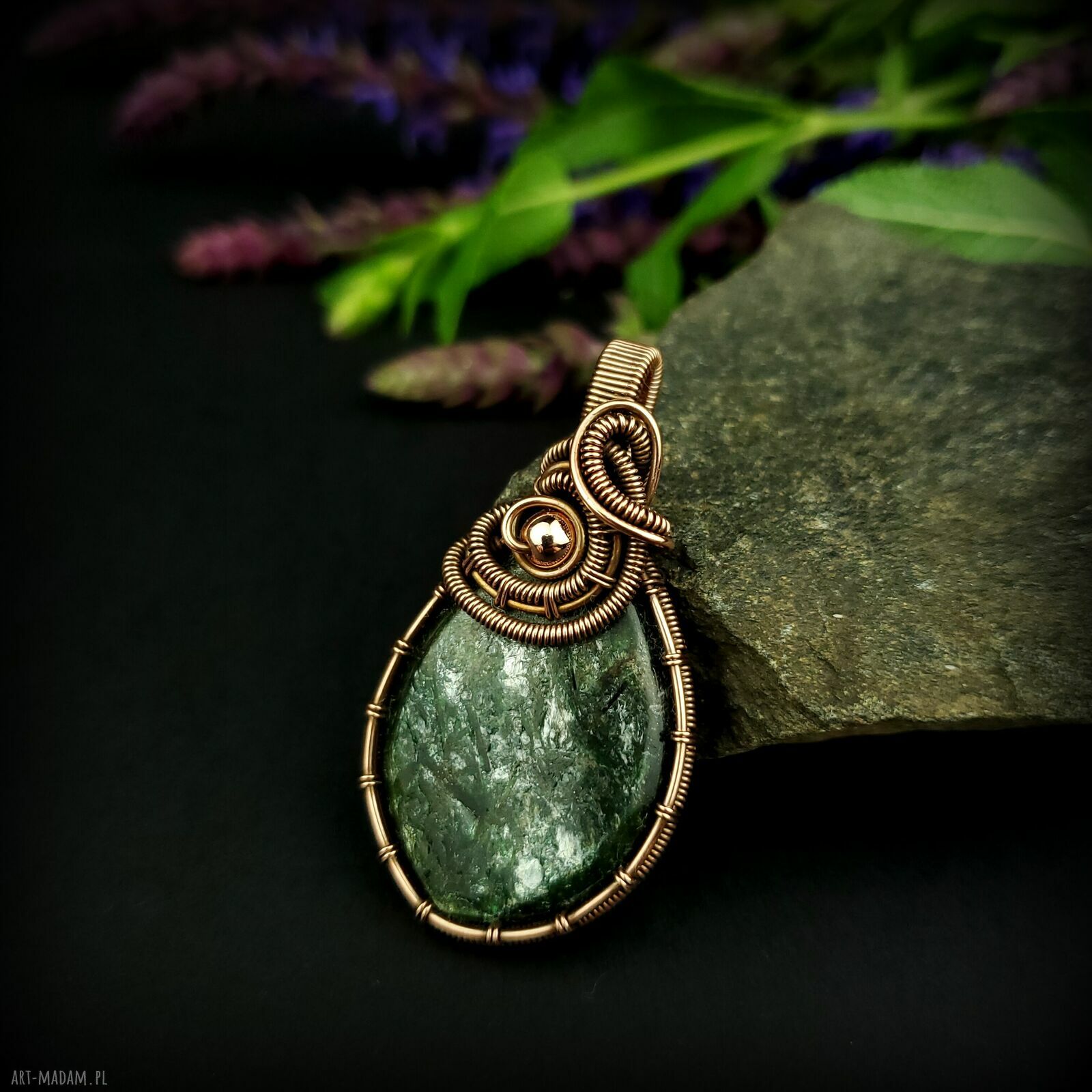 Ręcznie robiony wisiorek ze szmaragdem w miedzi wire wrapping