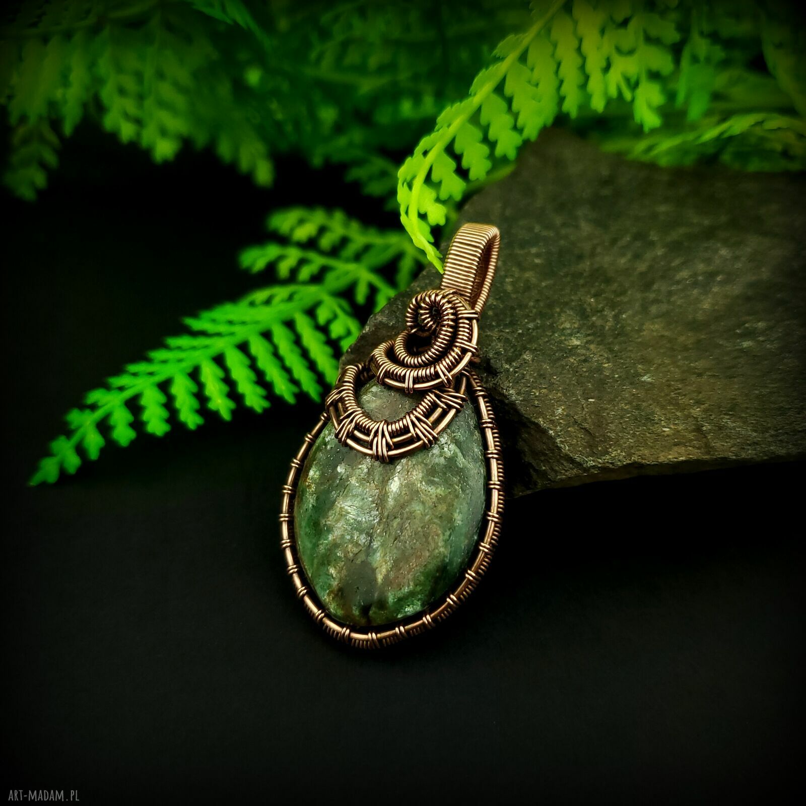 Wisiorek ze szmaragdem wire wrapping - spokój i piękno w miedzianej oprawie