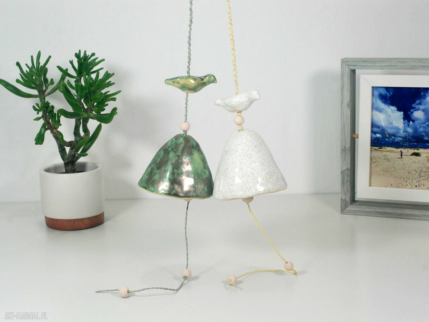 Wisząca dekoracja ceramiczna boho do salonu i sypialni - ptaszki i dzwonki
