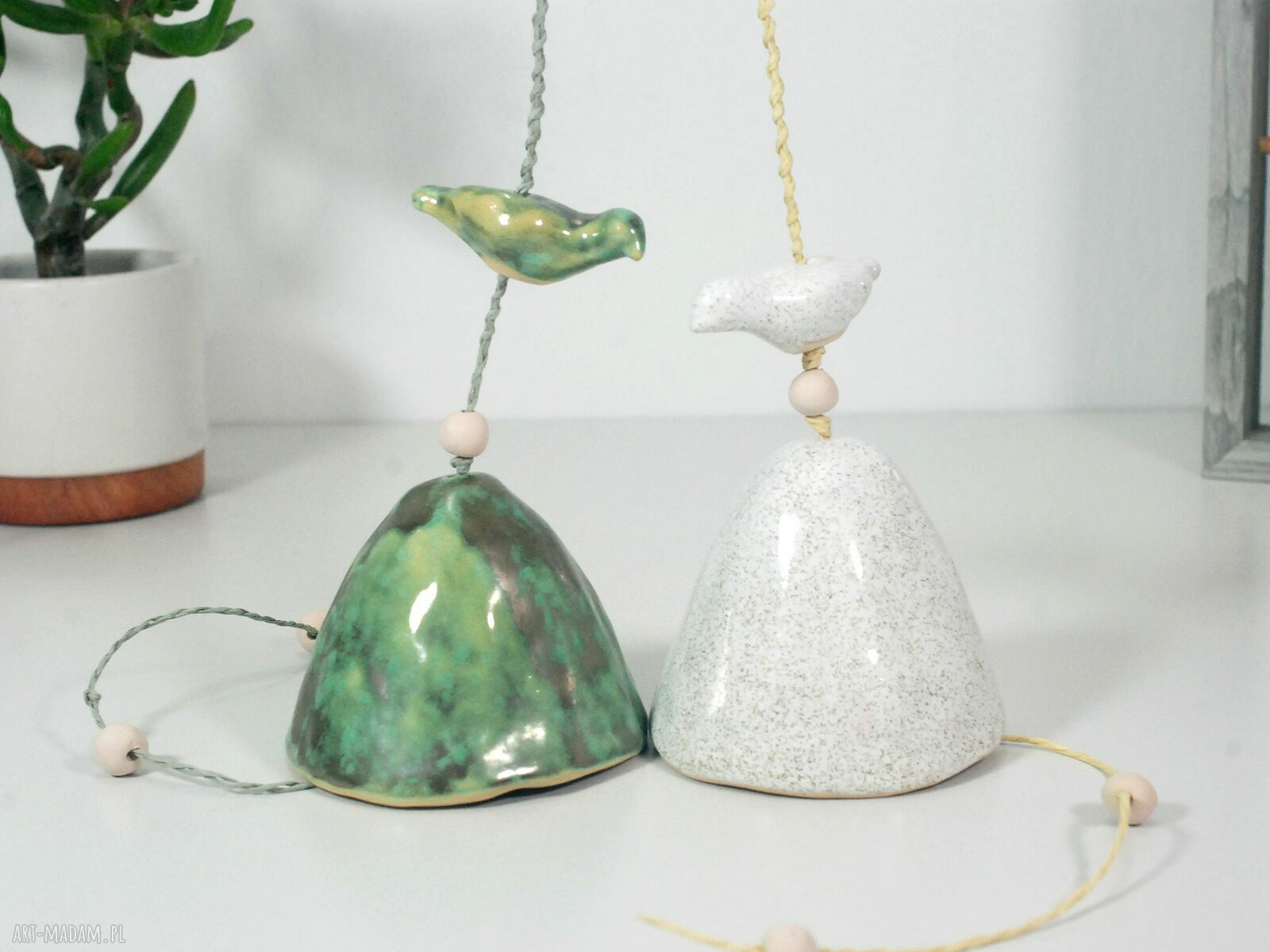 Wisząca dekoracja ceramiczna boho do salonu i sypialni - ptaszki i dzwonki