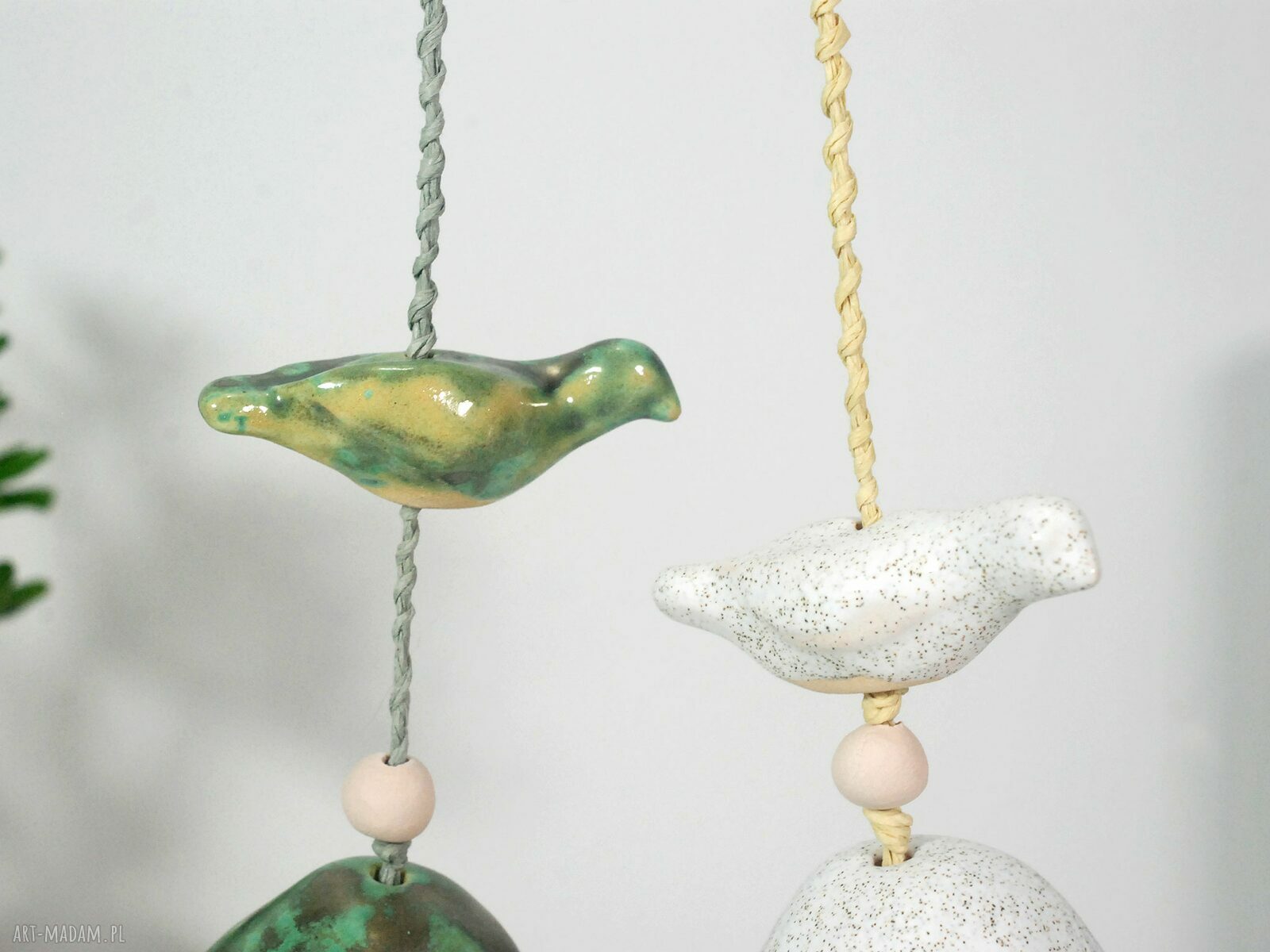 Wisząca dekoracja ceramiczna boho do salonu i sypialni - ptaszki i dzwonki