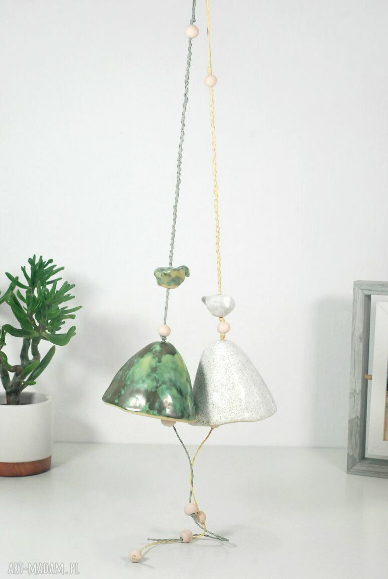 Wisząca dekoracja ceramiczna boho do salonu i sypialni - ptaszki i dzwonki