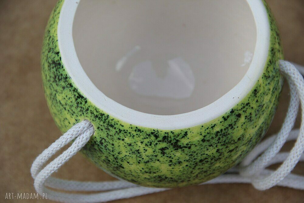 Wisząca doniczka z makramą boho w kolorze kiwi
