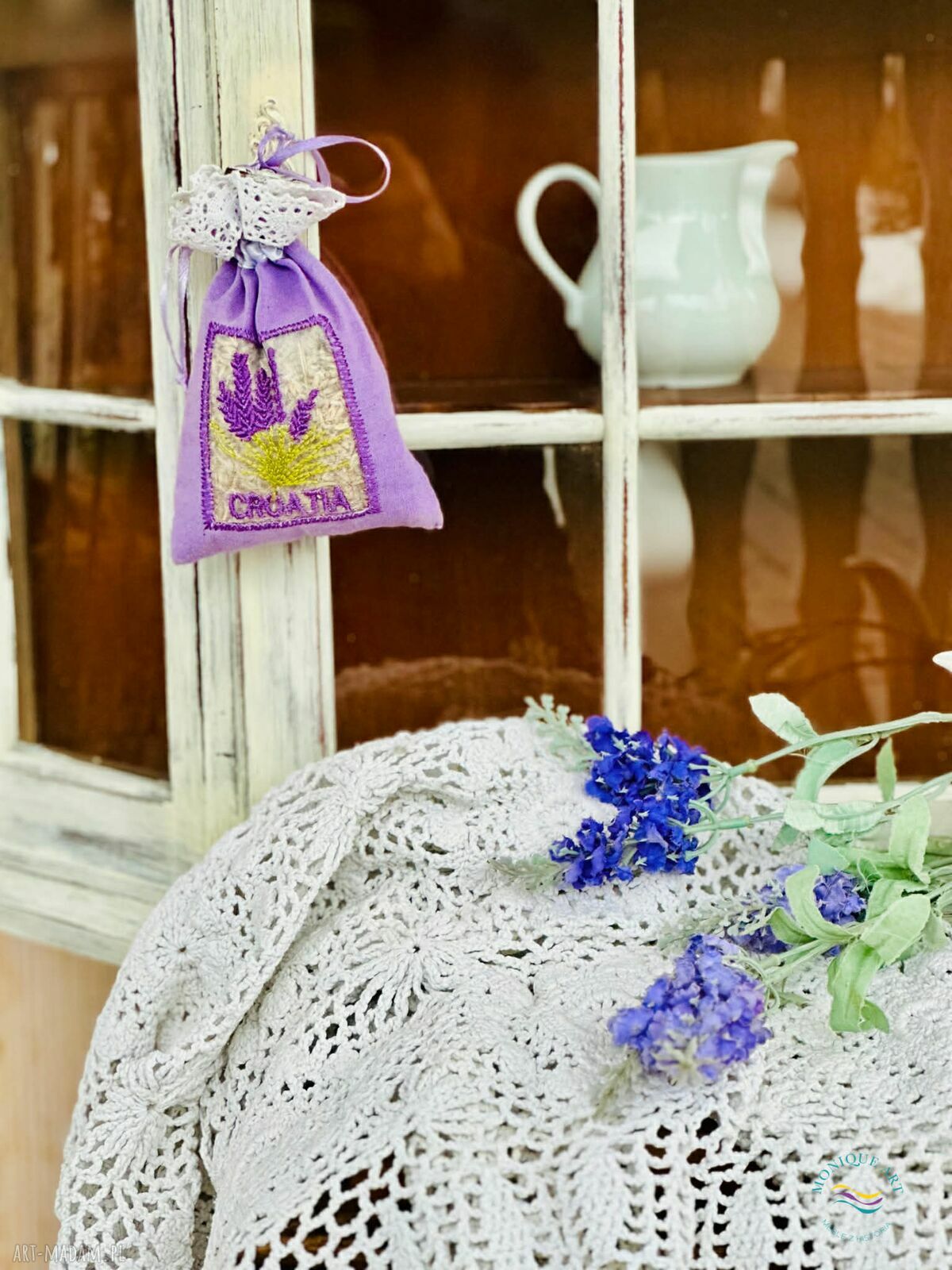 Wisząca witryna shabby chic na talerze Monique Art - romantyczny styl prowansalski, oszklona