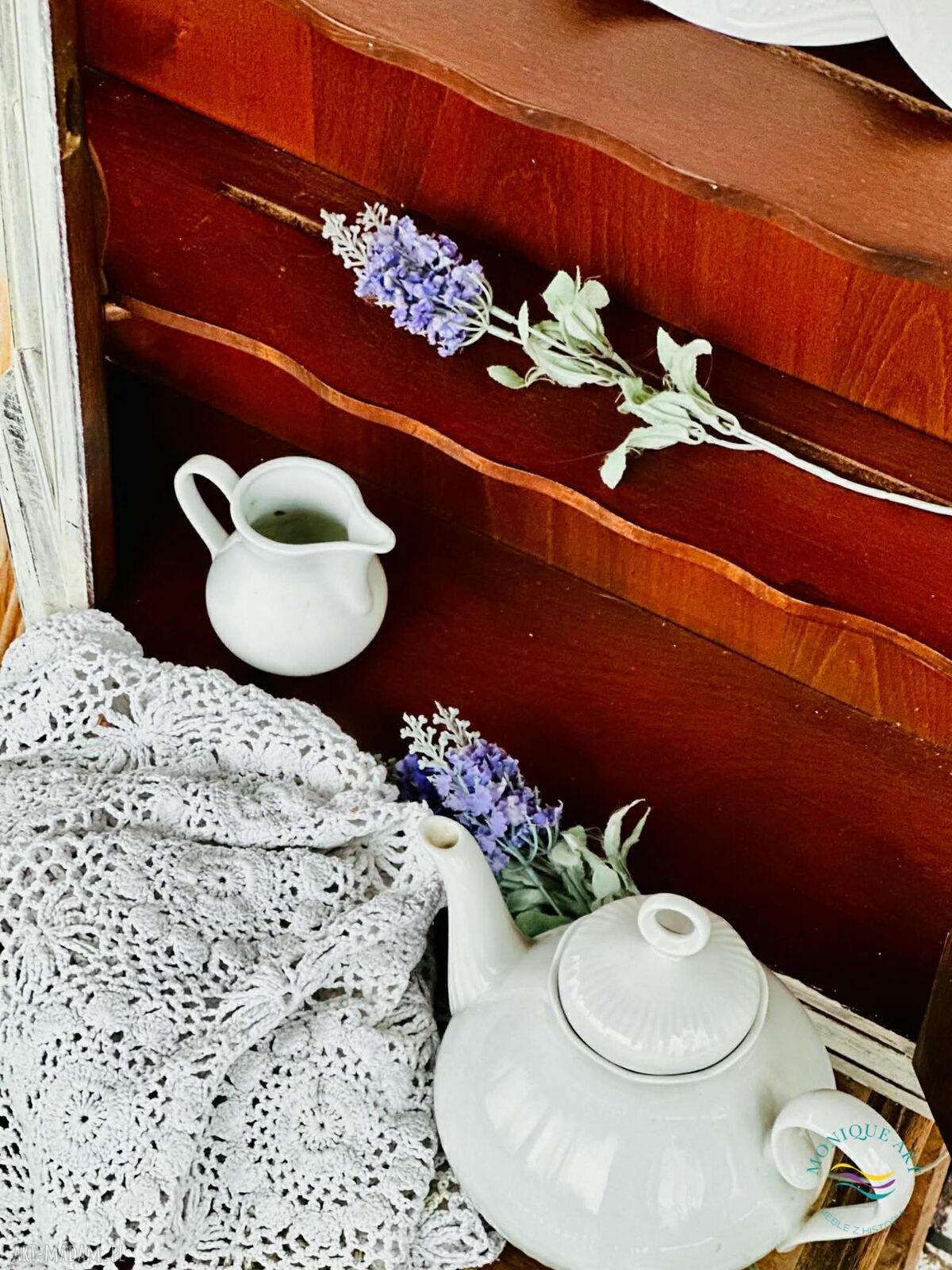 Wisząca witryna shabby chic na talerze Monique Art - romantyczny styl prowansalski, oszklona