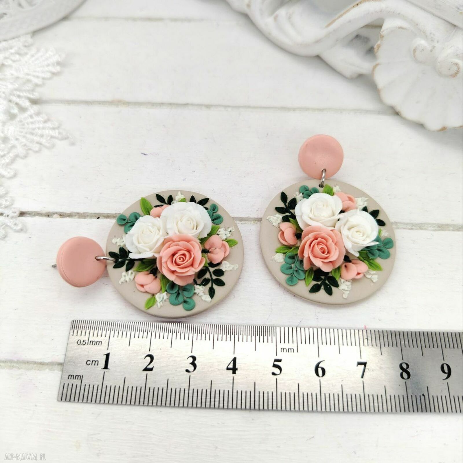 Wiszące kolczyki gwoździki z bukietem róż i liśćmi z gliny - handmade