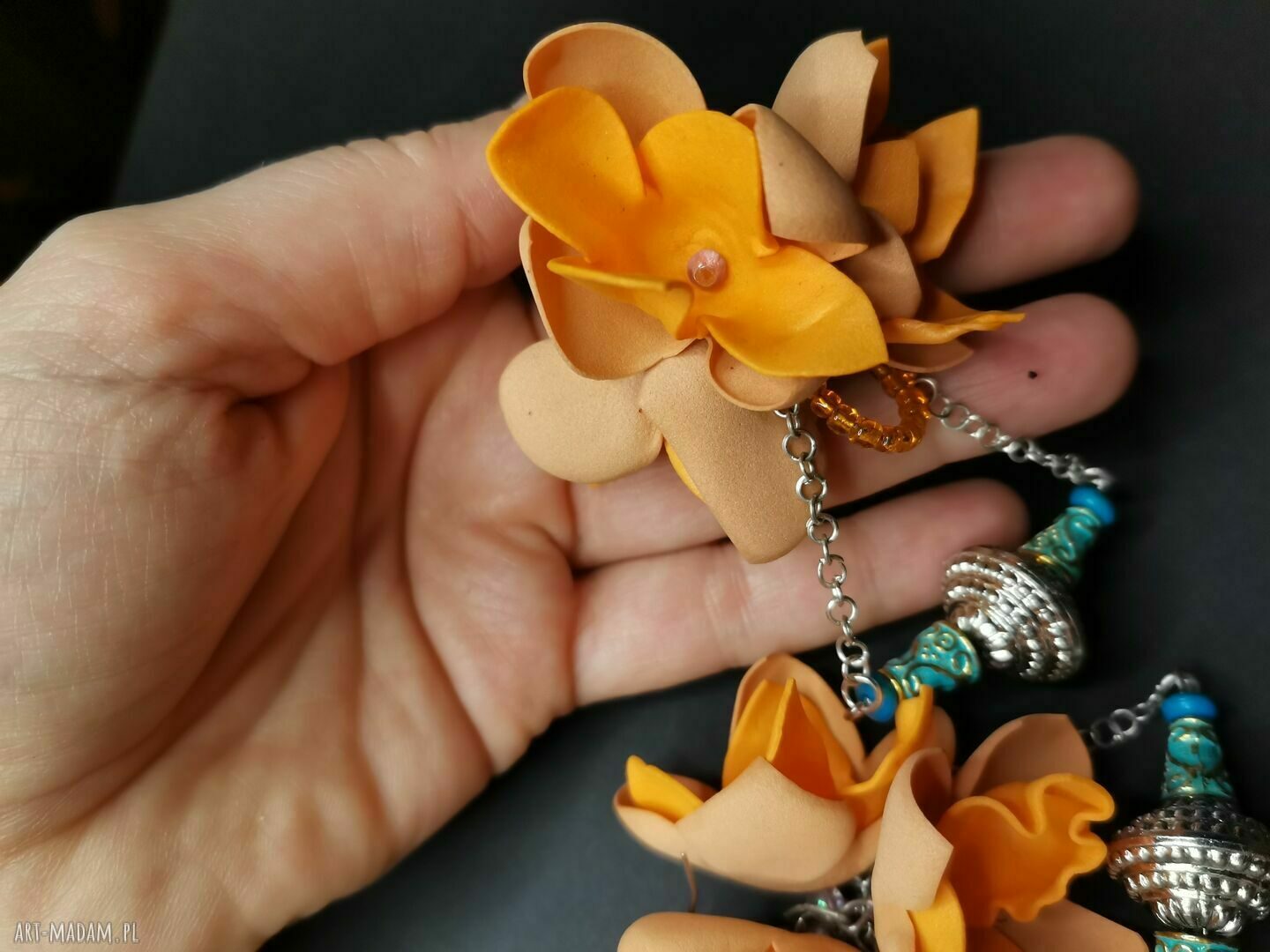 Lekkie kolczyki wiszące duże kwiaty w stylu boho