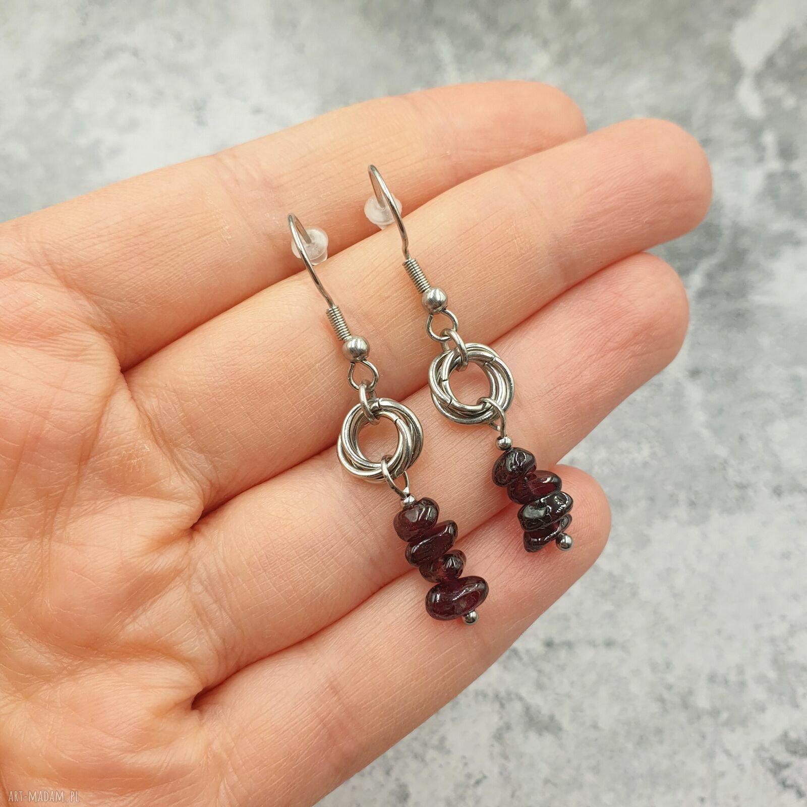 Kolczyki wiszące granat - elegancki chainmaille z kamieniem naturalnym