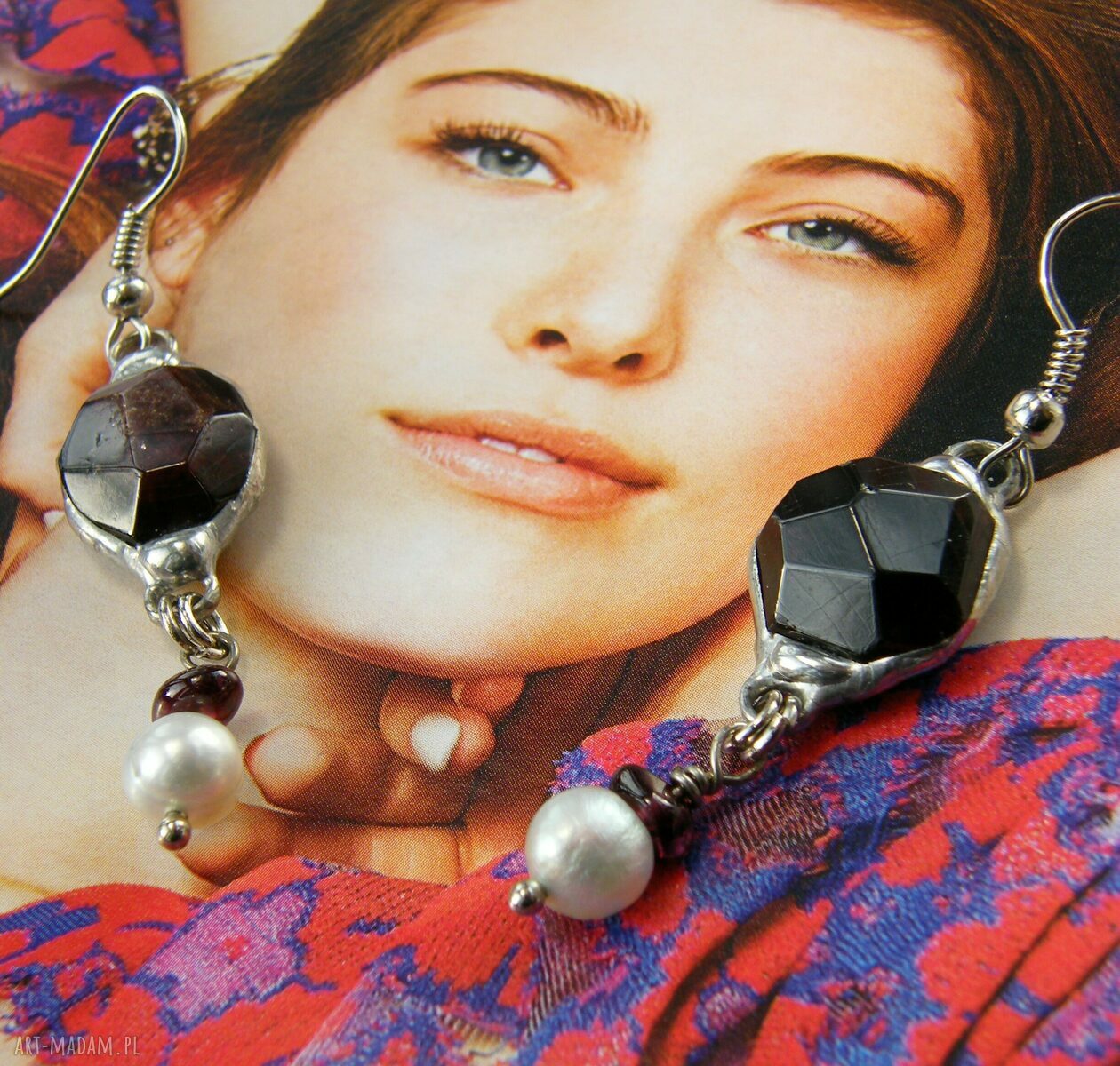 Wiszące kolczyki z granatem i perłą - ręcznie robione Tiffany