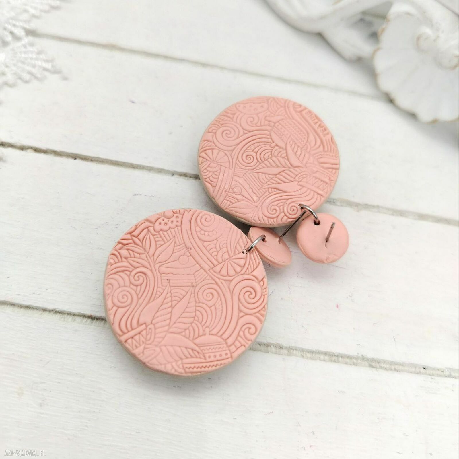 Wiszące kolczyki gwoździki z bukietem róż i liśćmi z gliny - handmade