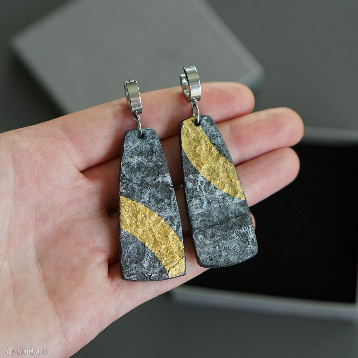 Wiszące kolczyki ze złotymi łukami - industrialna biżuteria handmade