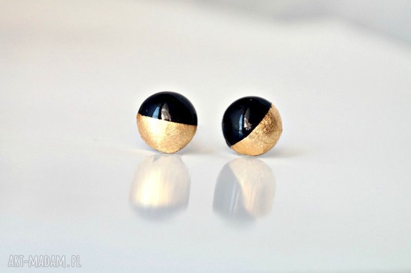 Czarne kuleczki z płatkami złota mini kolczyki wkręty z modeliny Fimo