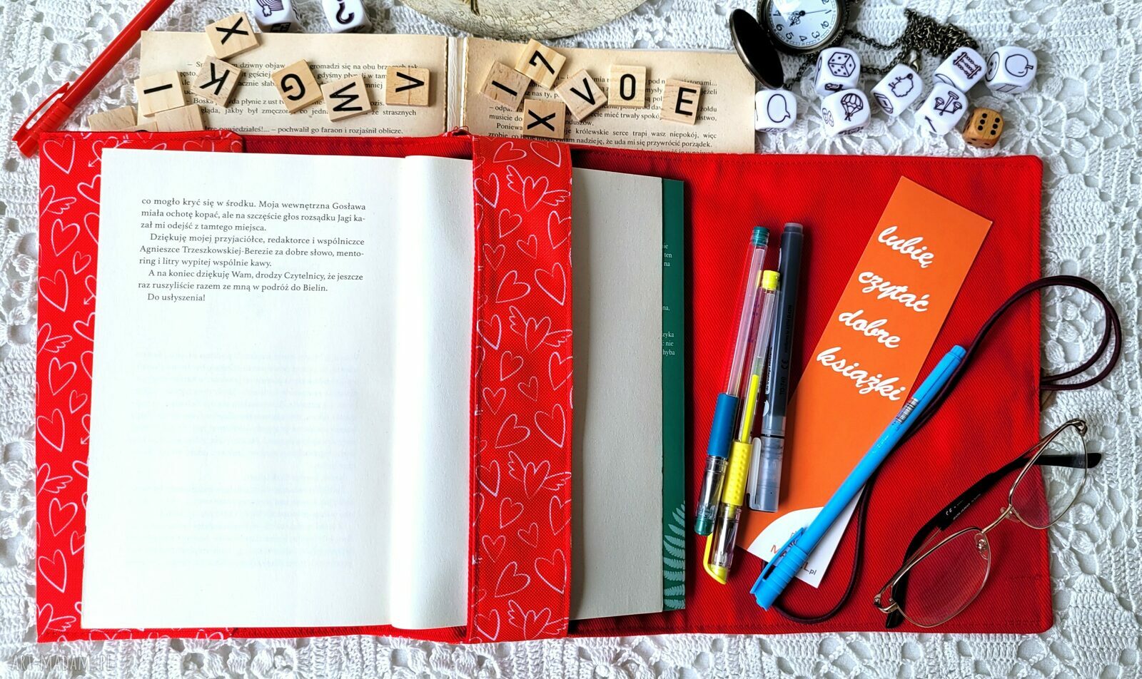 Wodoodporne etui na książkę i notes - czerwone serduszka