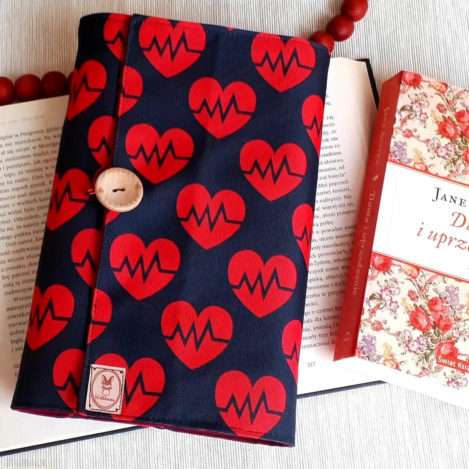 Wodoodporna okładka na książkę - etui na notes w czerwone serca Krolikowo