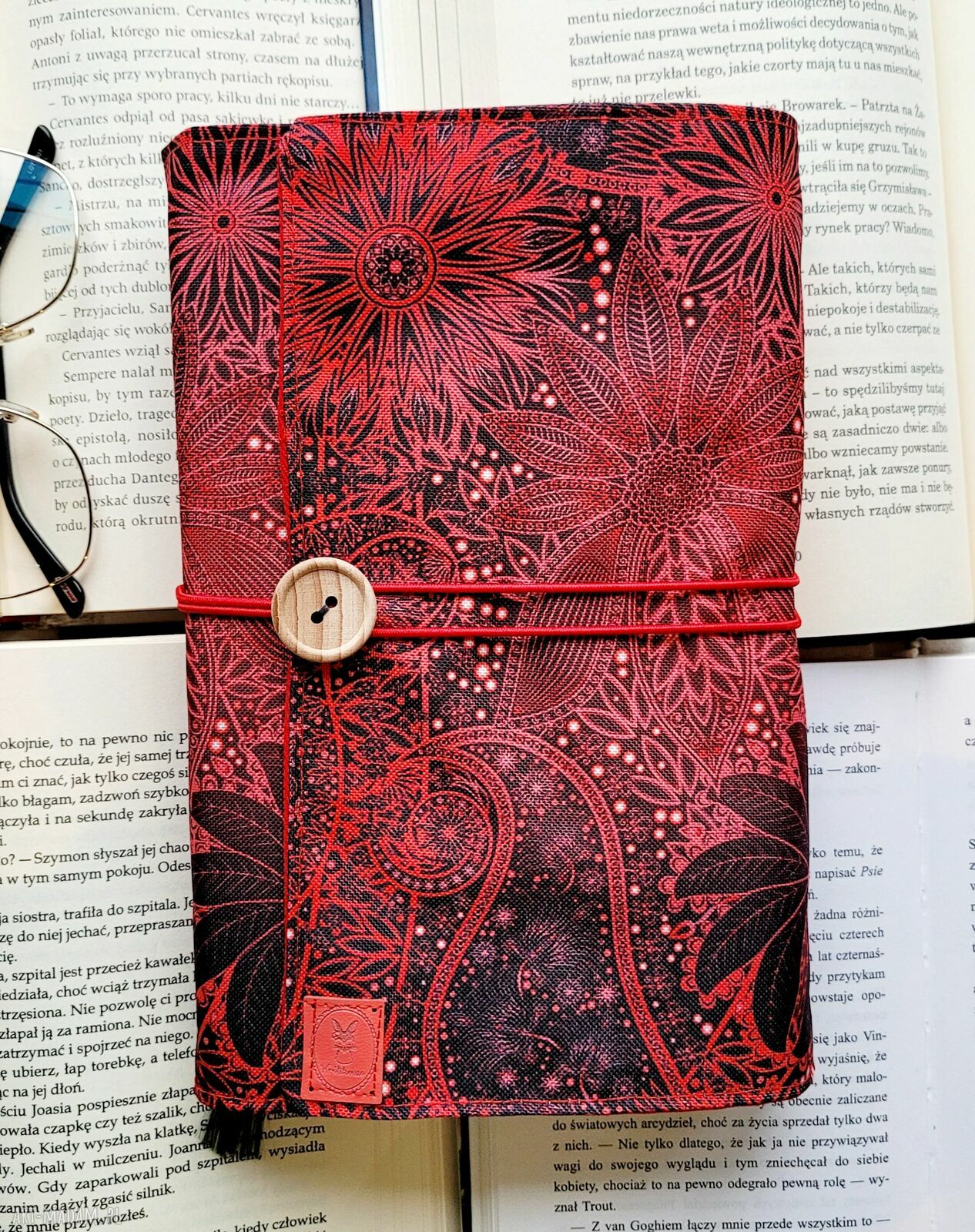 Wodoodporne etui na książkę i notes: czerwony ornament