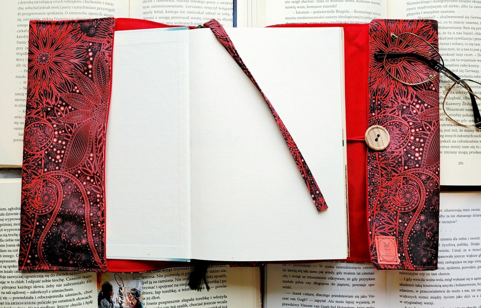 Wodoodporne etui na książkę i notes czerwony ornament