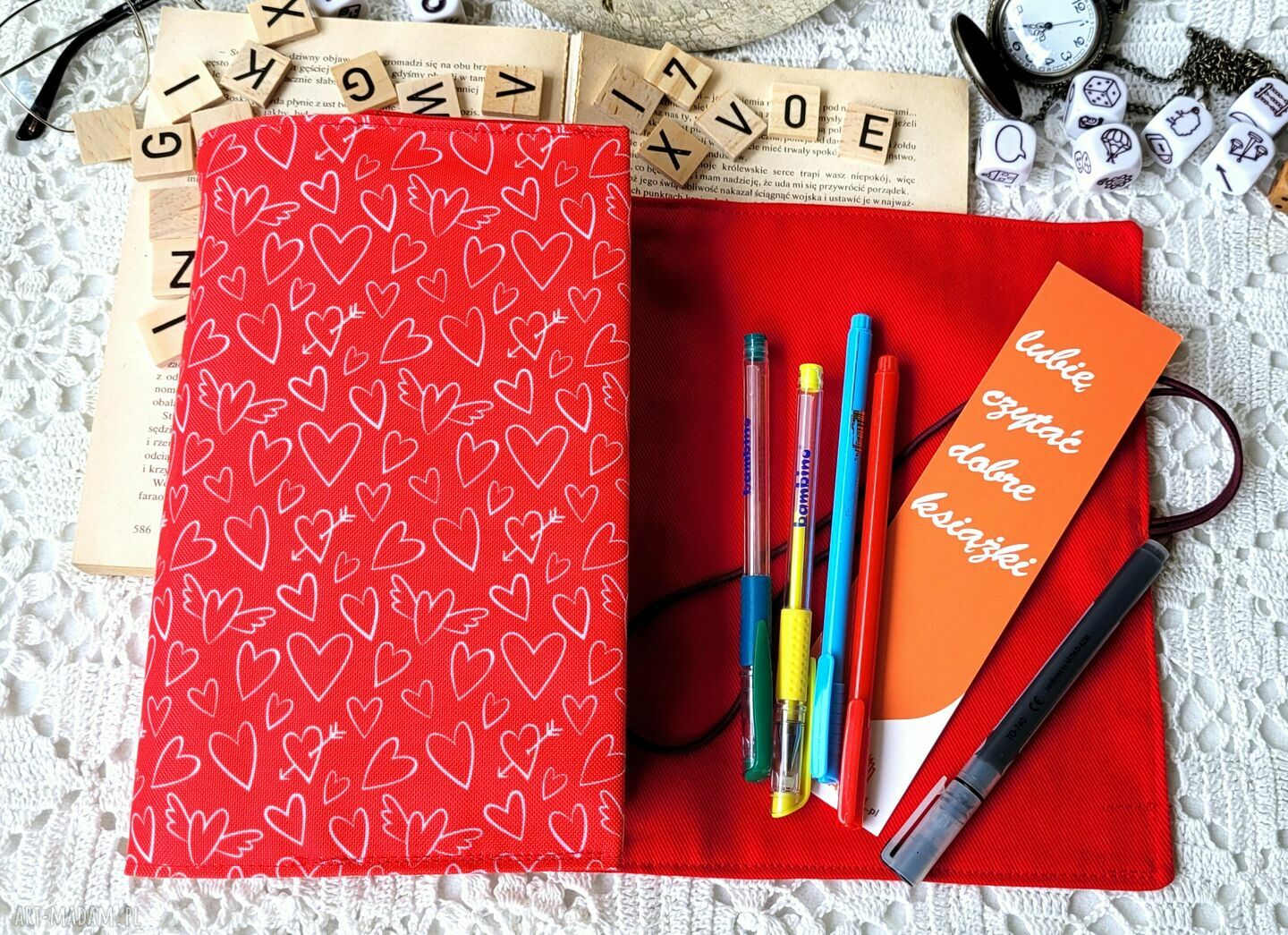 Wodoodporne etui na książkę i notes - czerwone serduszka