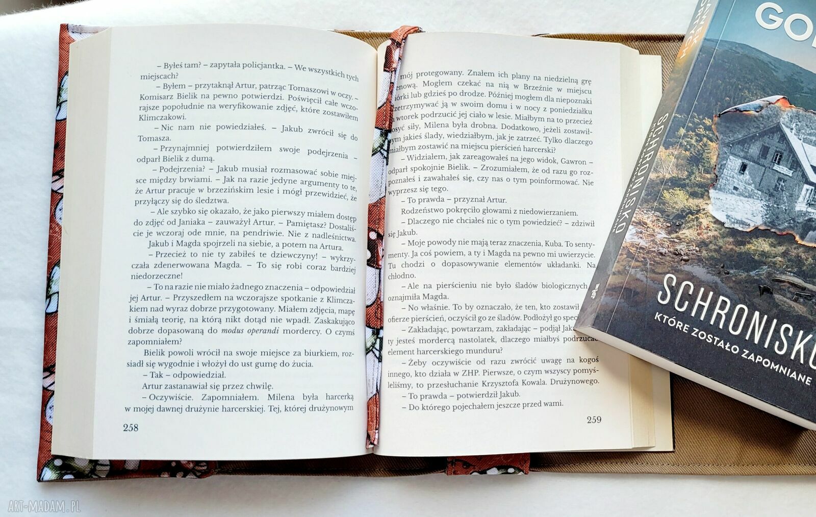 Wodoodporne etui na książkę i notes w kolorowe grzybki - otulacz z gumką i zakładką