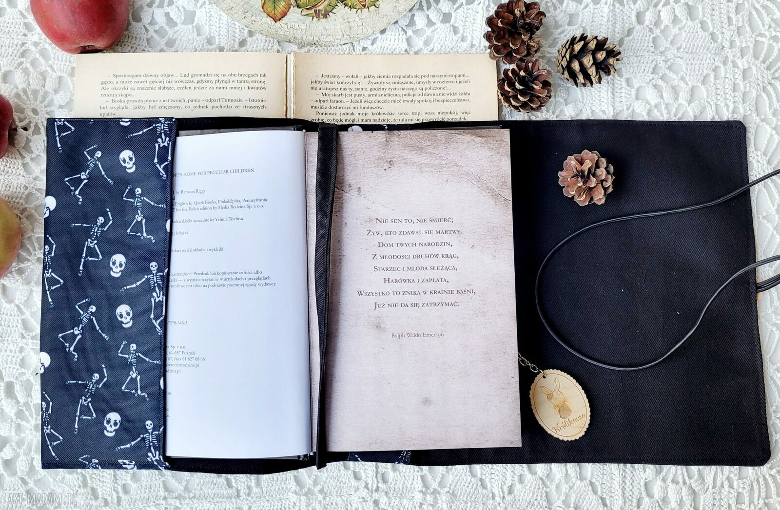 Wodoodporne etui na książkę i notes - czaszki