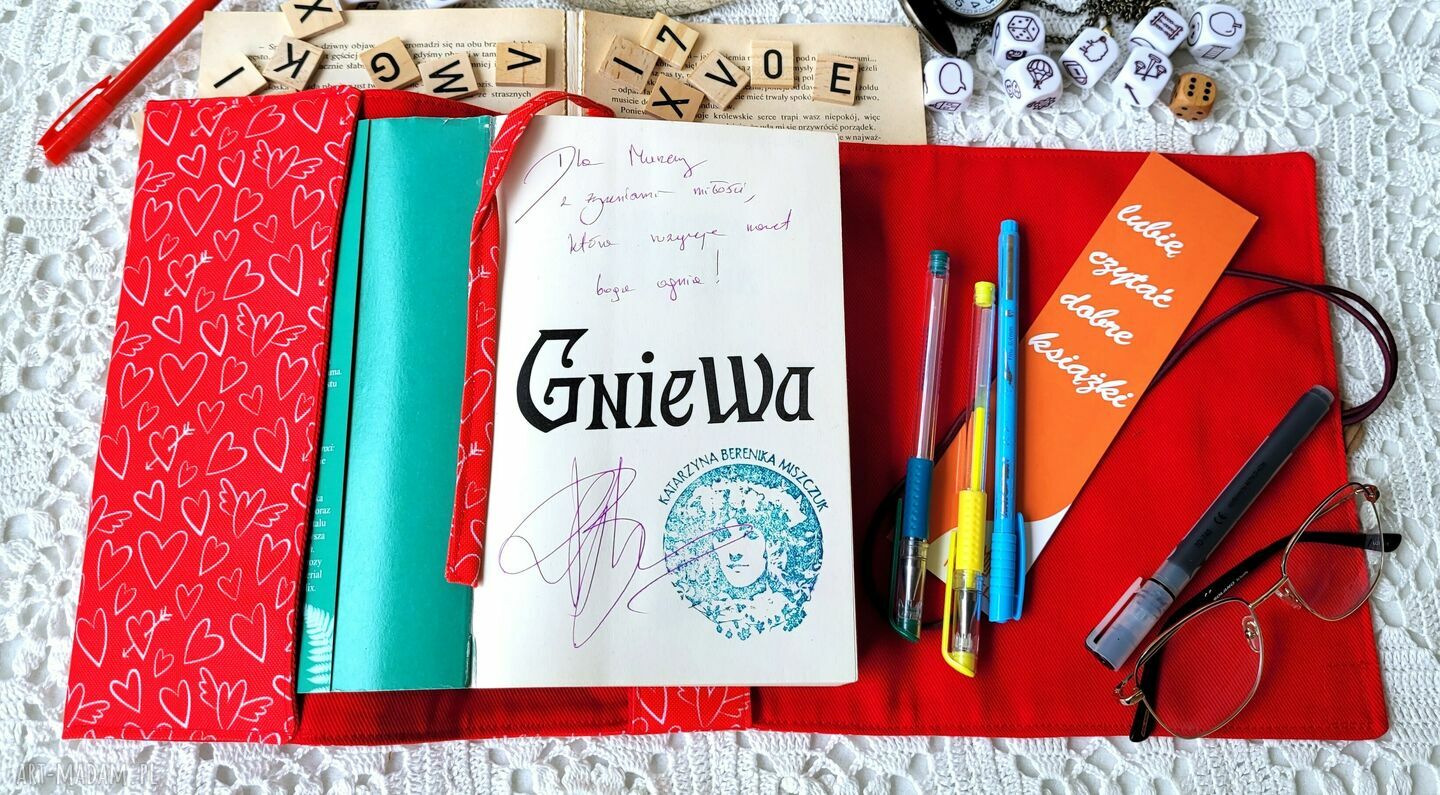 Wodoodporne etui na książkę i notes - czerwone serduszka