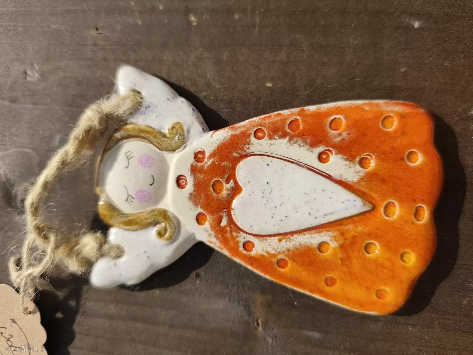 Uśmiechnięty anioł ceramiczny - wyjątkowa dekoracja i prezent