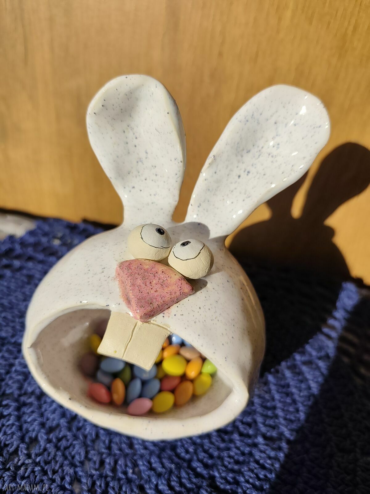 Królik miseczka ceramiczna na Wielkanoc - słodkie jajeczka i cukierki