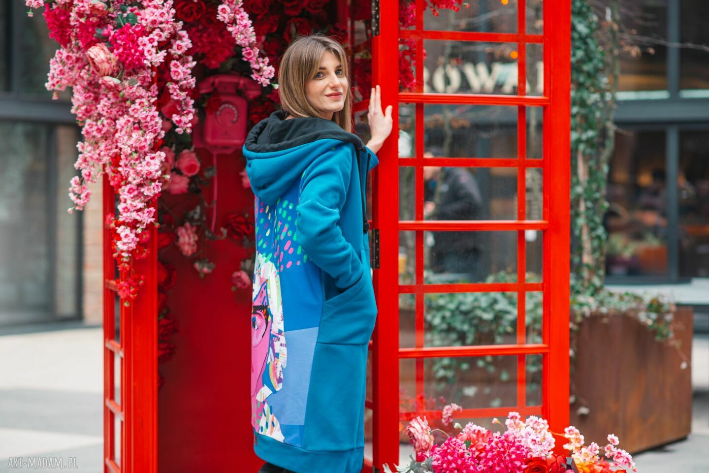 Bluza Women Nina Nashani - niebieska oversize z grafiką na plecach