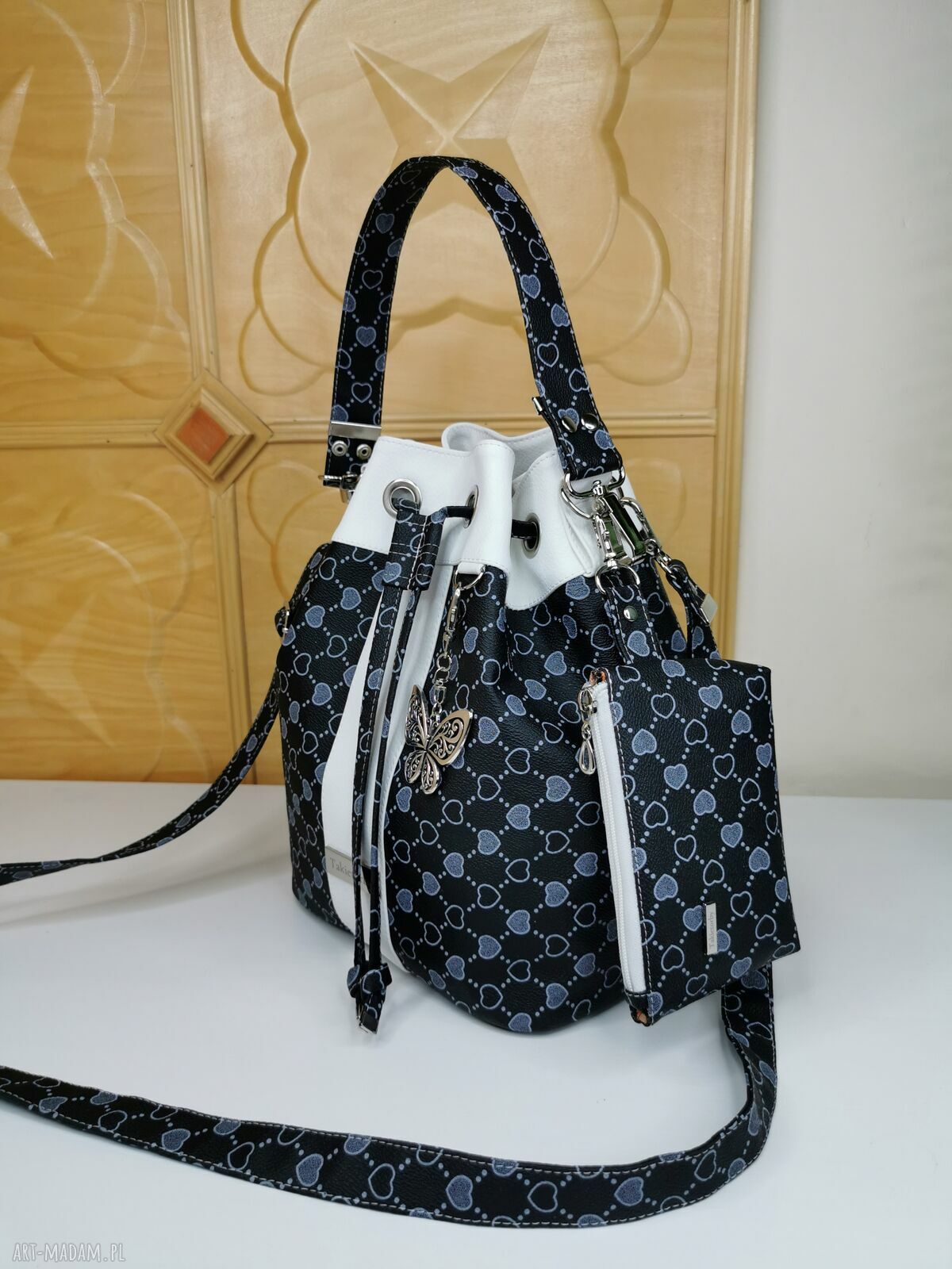 Torebka worek bucket bag na ramię antracyt z zawieszką i brelokiem motylem