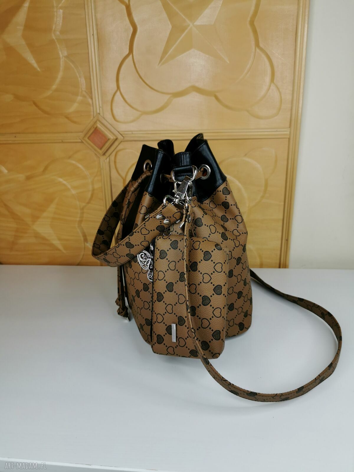 Torebka worek bucket bag na ramię karmelowa z zawieszką