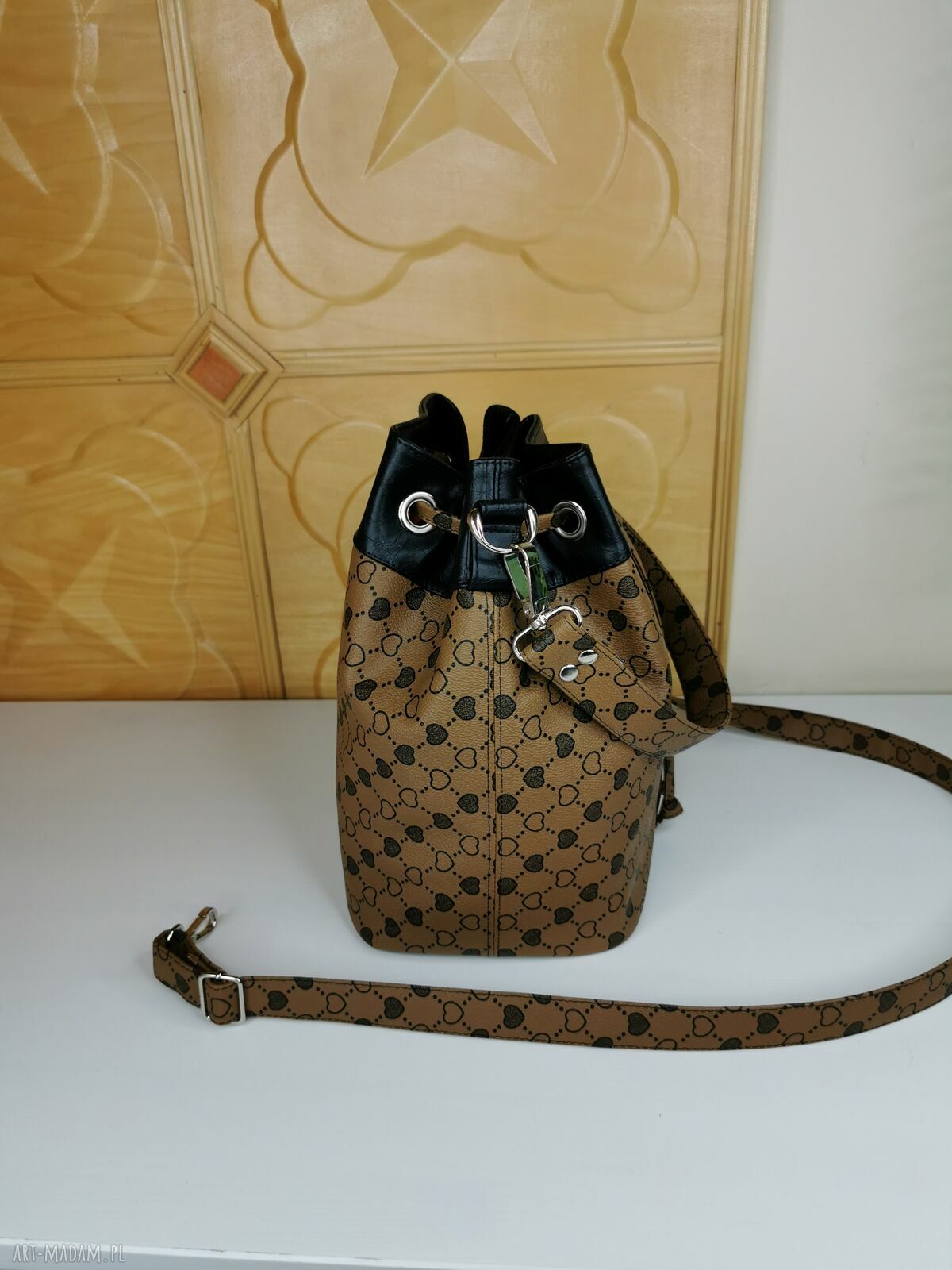 Torebka worek bucket bag na ramię karmelowa z zawieszką