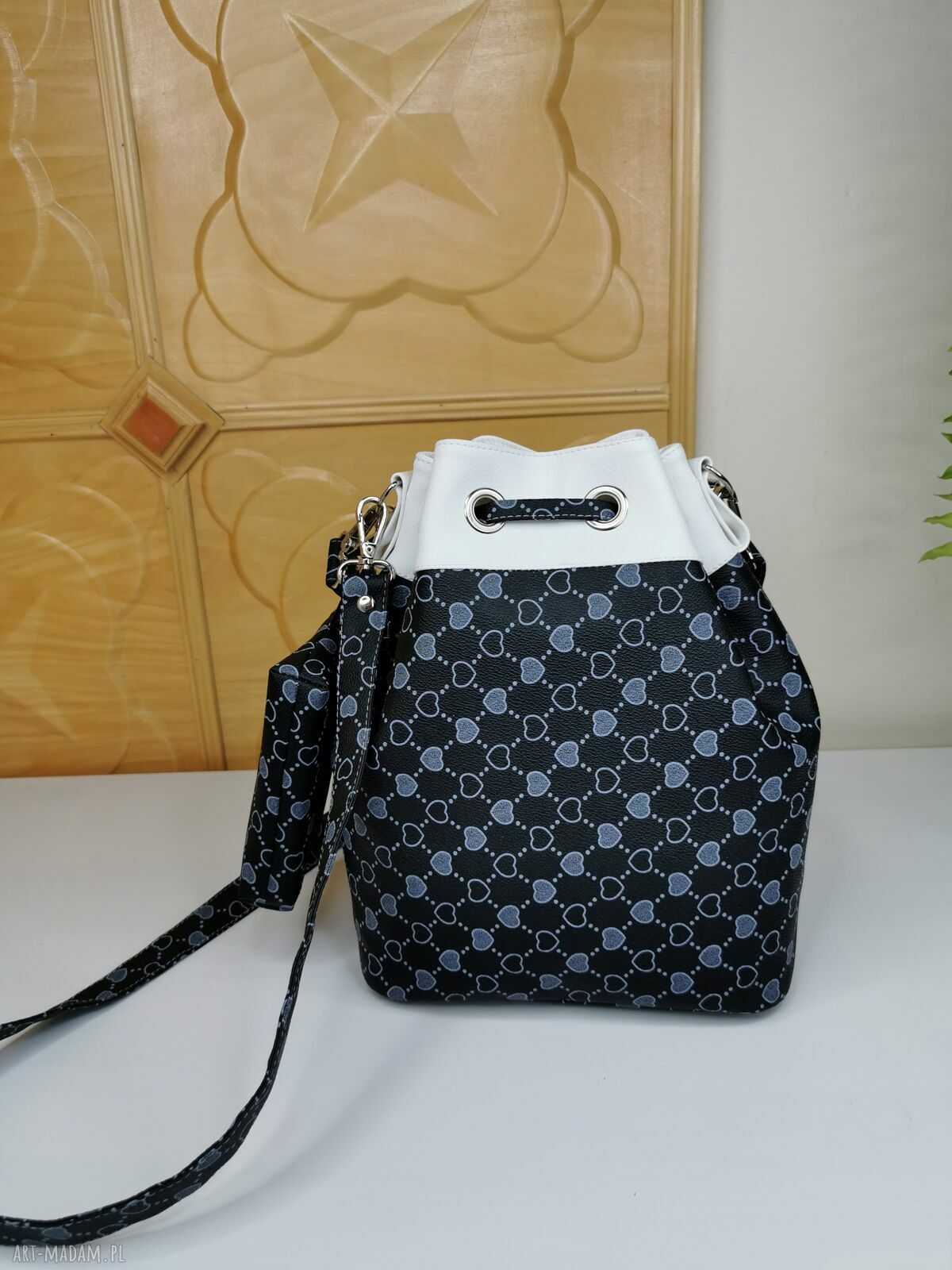 Torebka worek bucket bag na ramię antracyt z zawieszką i brelokiem motylem