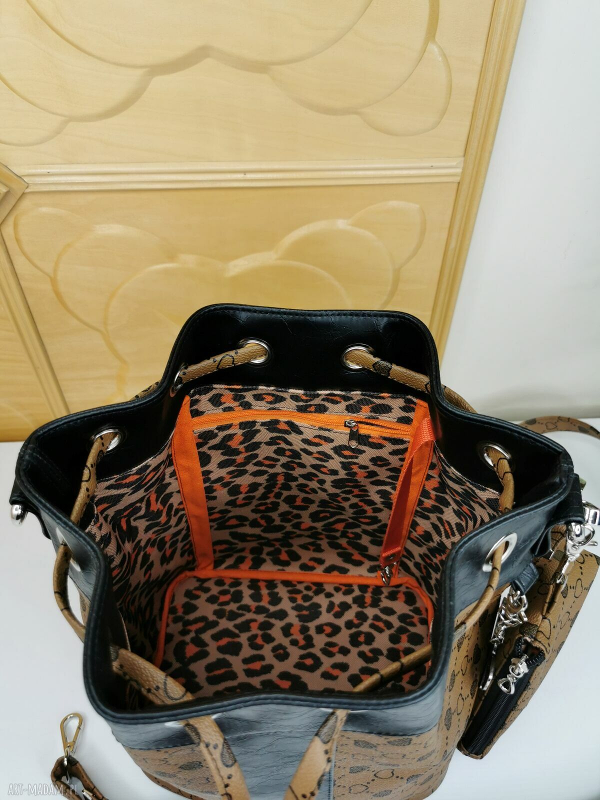 Torebka worek bucket bag na ramię karmelowa z zawieszką