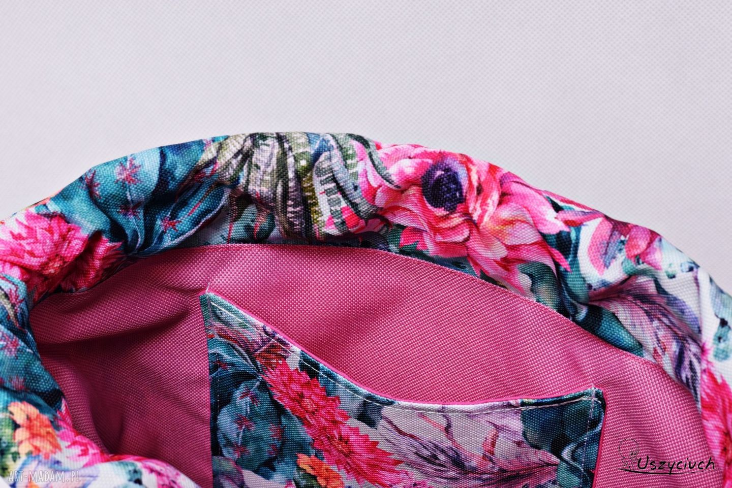 Wodoodporny workoplecak handmade w kaktusy z różową podszewką