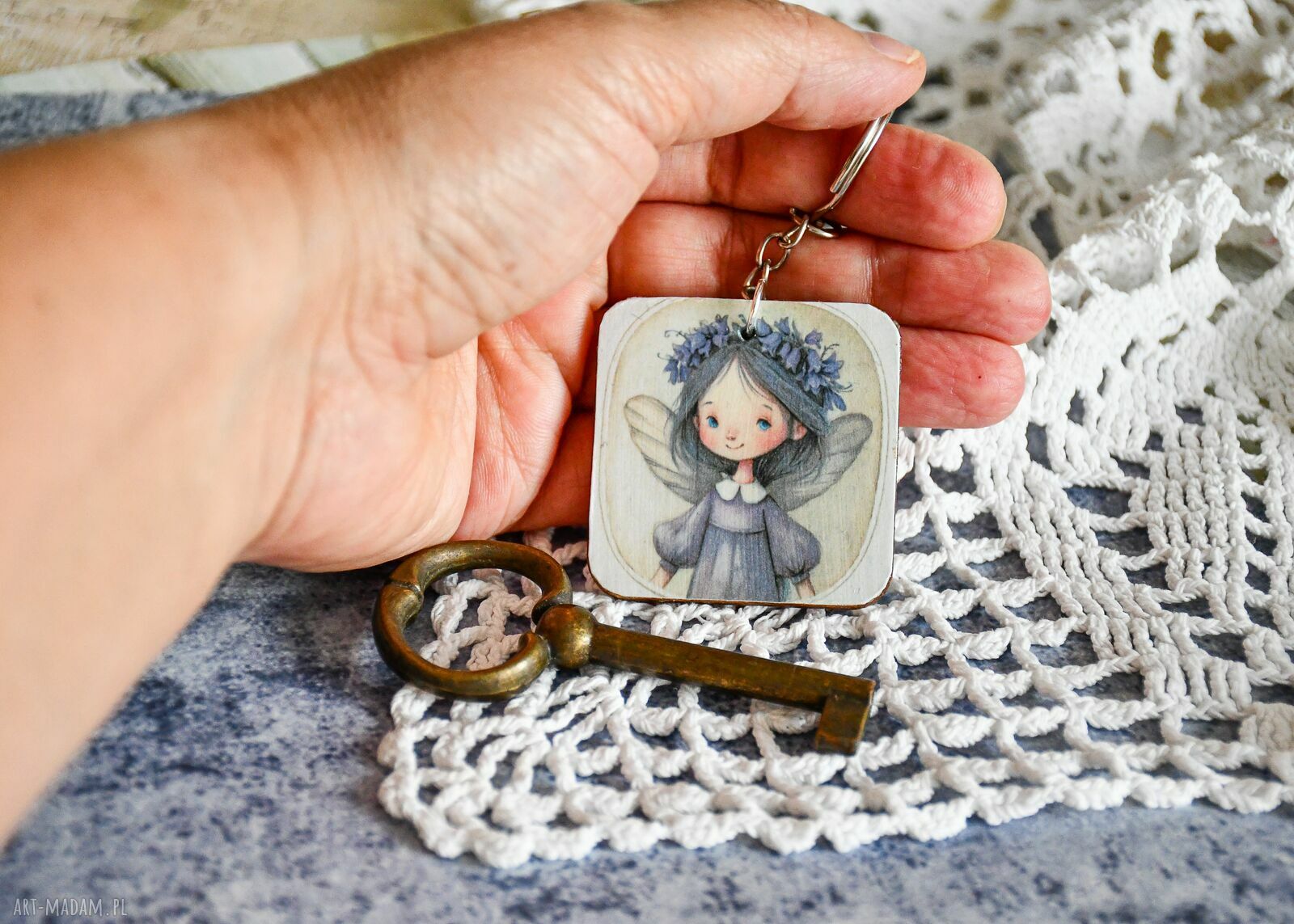Brelok do kluczy Wróżka Flora - drewniana zawieszka handmade