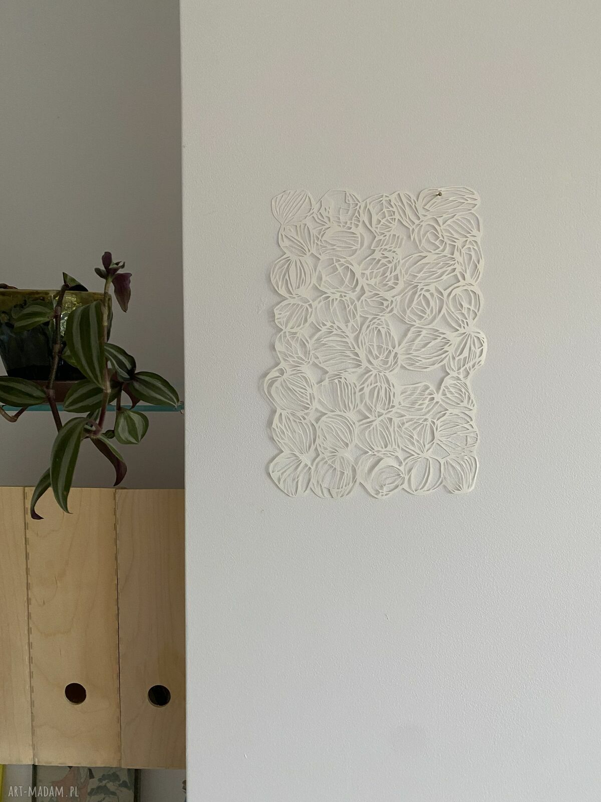 Biała wycinanka abstrakcja z różą - ręcznie wykonana dekoracja ścienna 20x28 cm