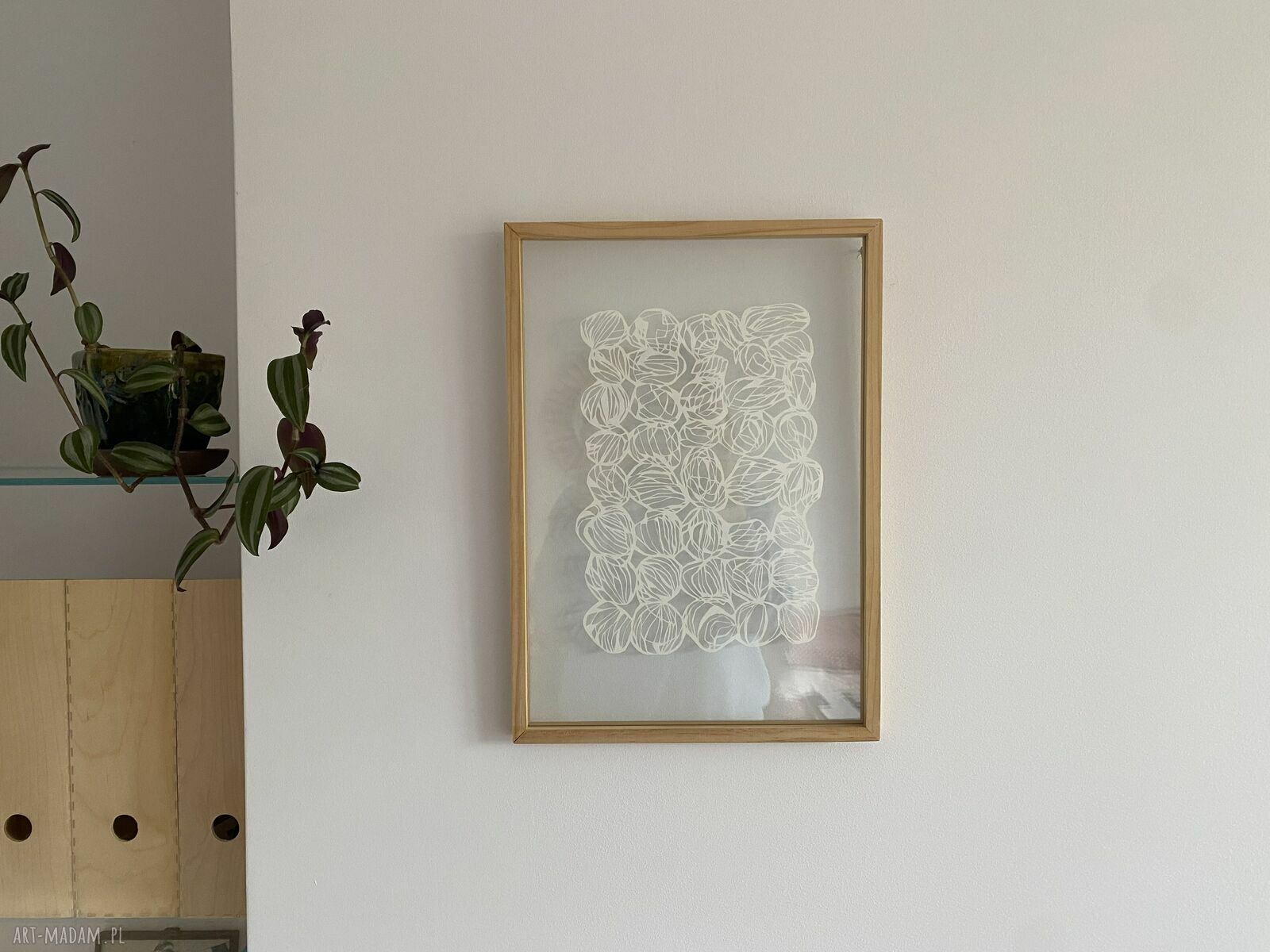 Biała wycinanka abstrakcja z różą - ręcznie wykonana dekoracja ścienna (20x28 cm)