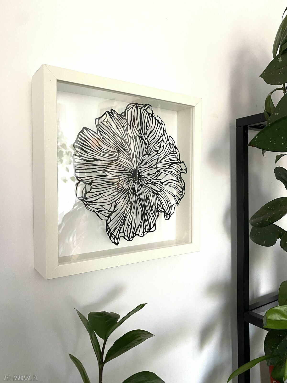 Wycinanka Black Flower - minimalistyczna dekoracja ścienna dla kobiet z klasą