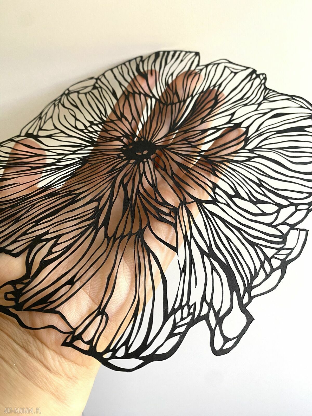 Wycinanka Black Flower - minimalistyczna dekoracja ścienna dla kobiet z klasą
