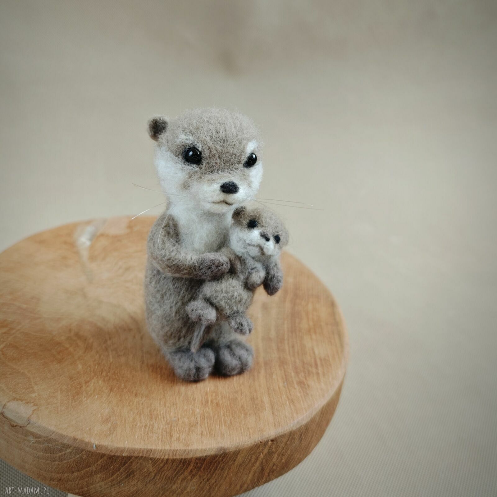 Wydra z maleństwem - figurka filcowana