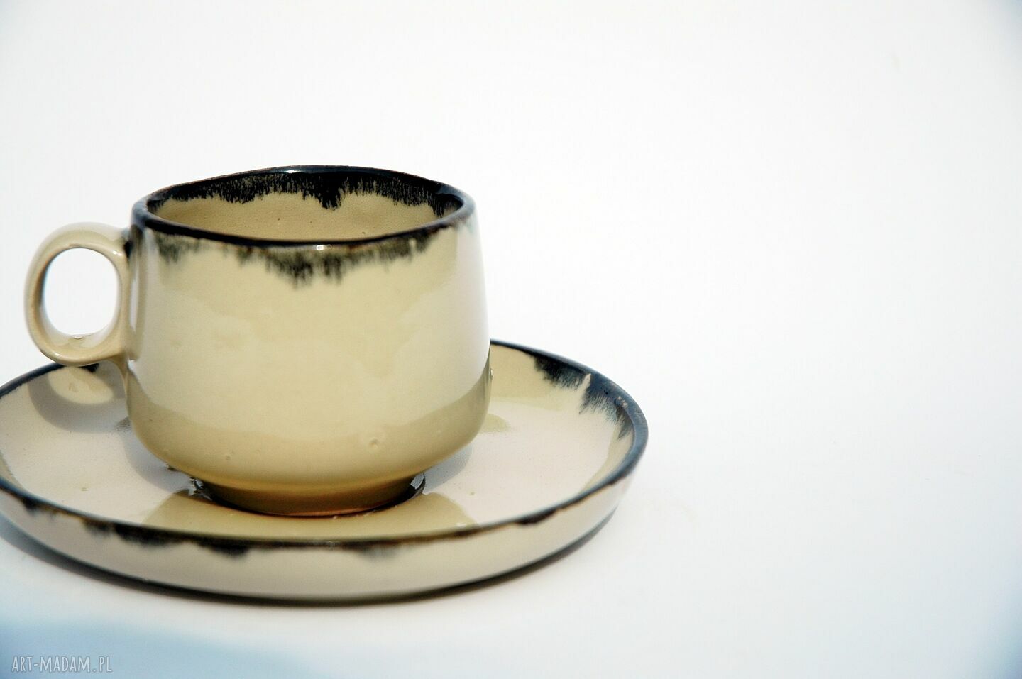 Filiżanka coco talerzykiem espresso albo małą czarną kawę