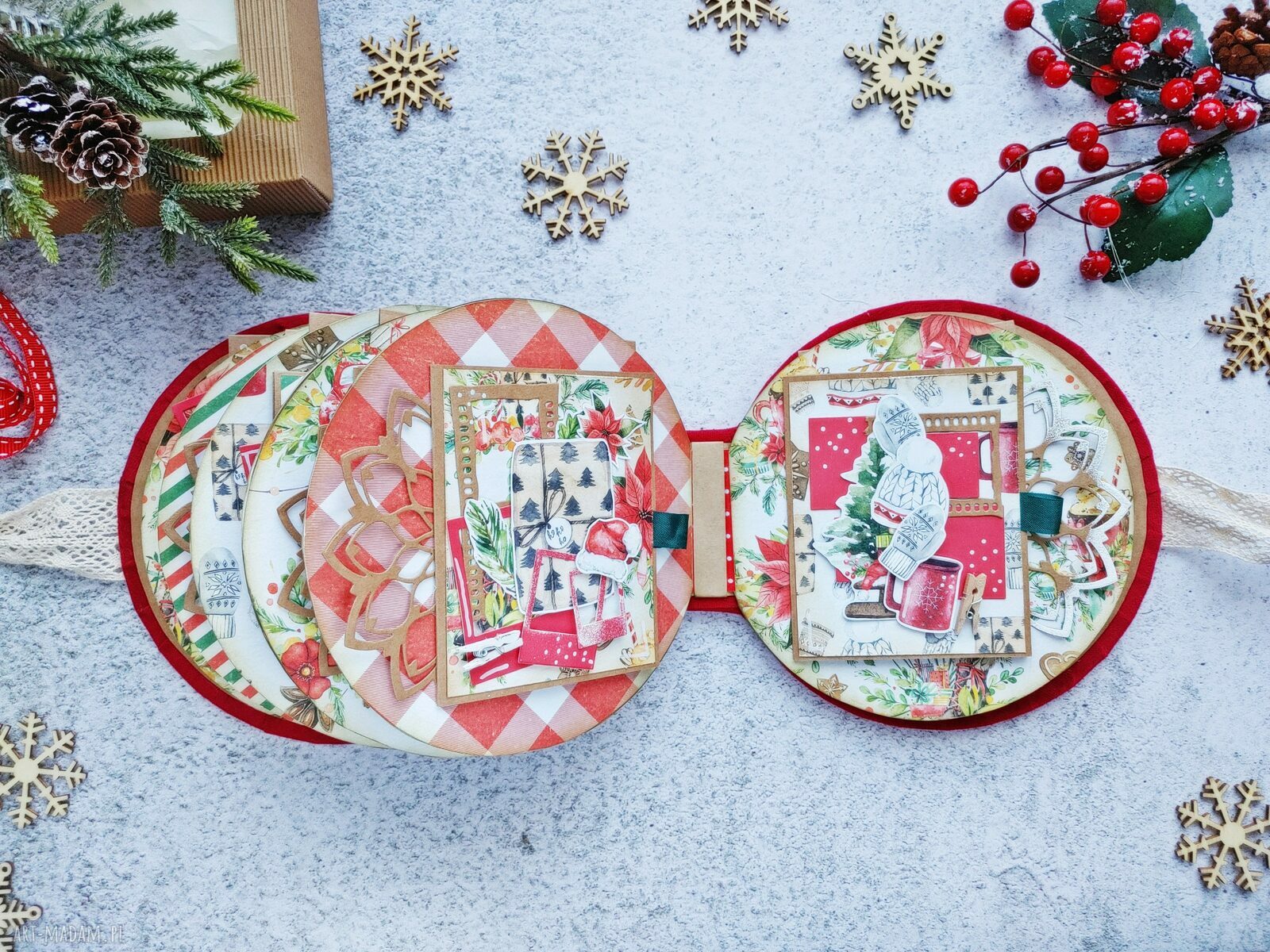 Świąteczny album scrapbooking na Boże Narodzenie - koło z welurową okładką