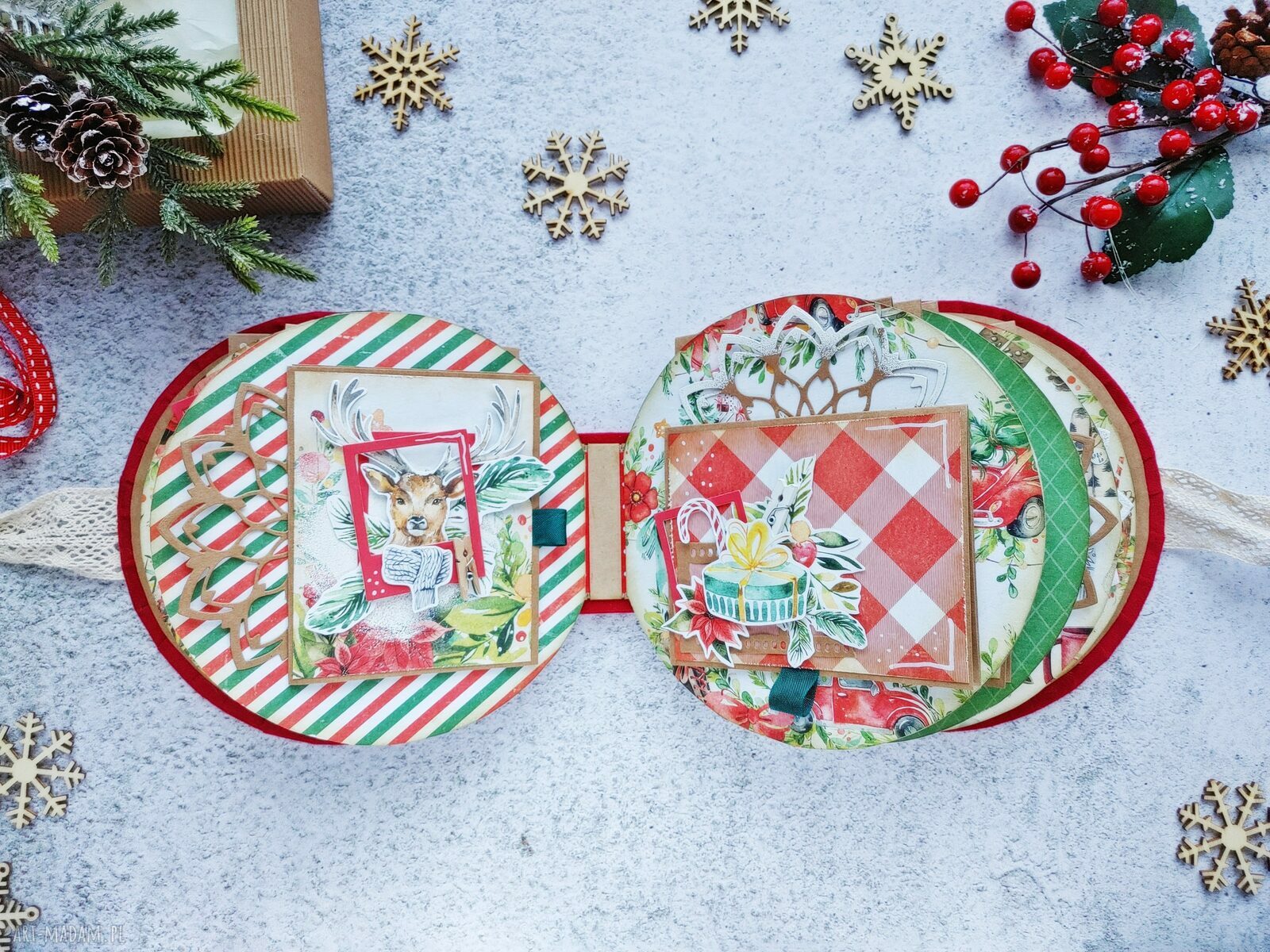 Świąteczny album scrapbooking na Boże Narodzenie - koło z welurową okładką
