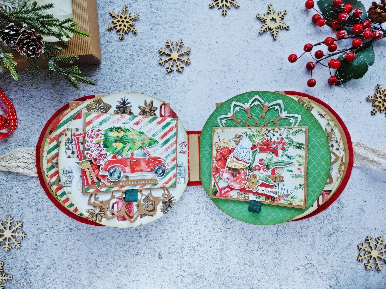 Świąteczny album scrapbooking na Boże Narodzenie - koło z welurową okładką