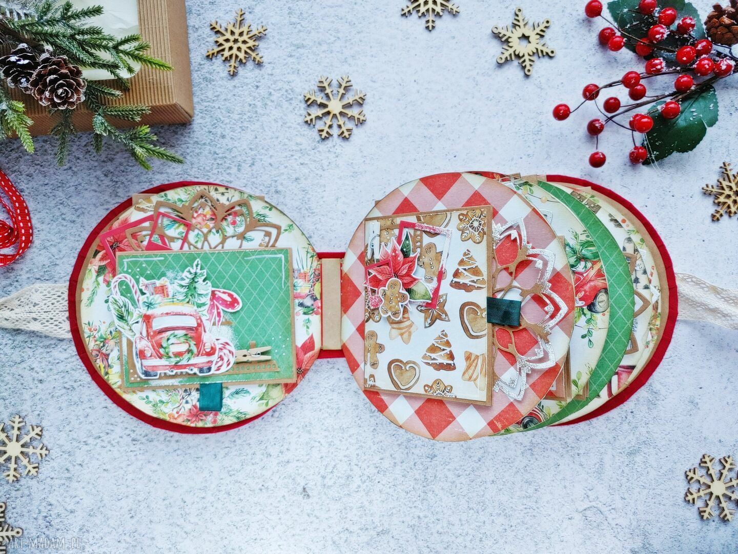 Świąteczny album scrapbooking na Boże Narodzenie - koło z welurową okładką