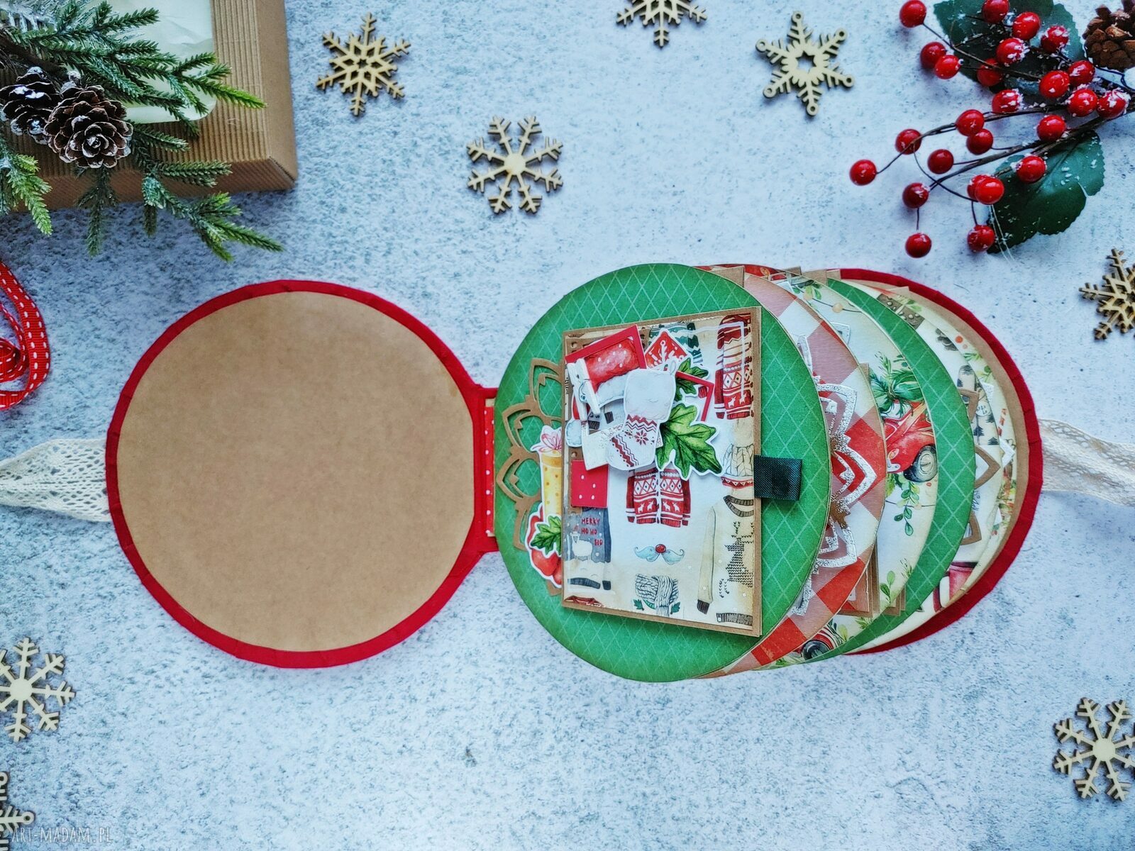 Świąteczny album scrapbooking na Boże Narodzenie - koło z welurową okładką